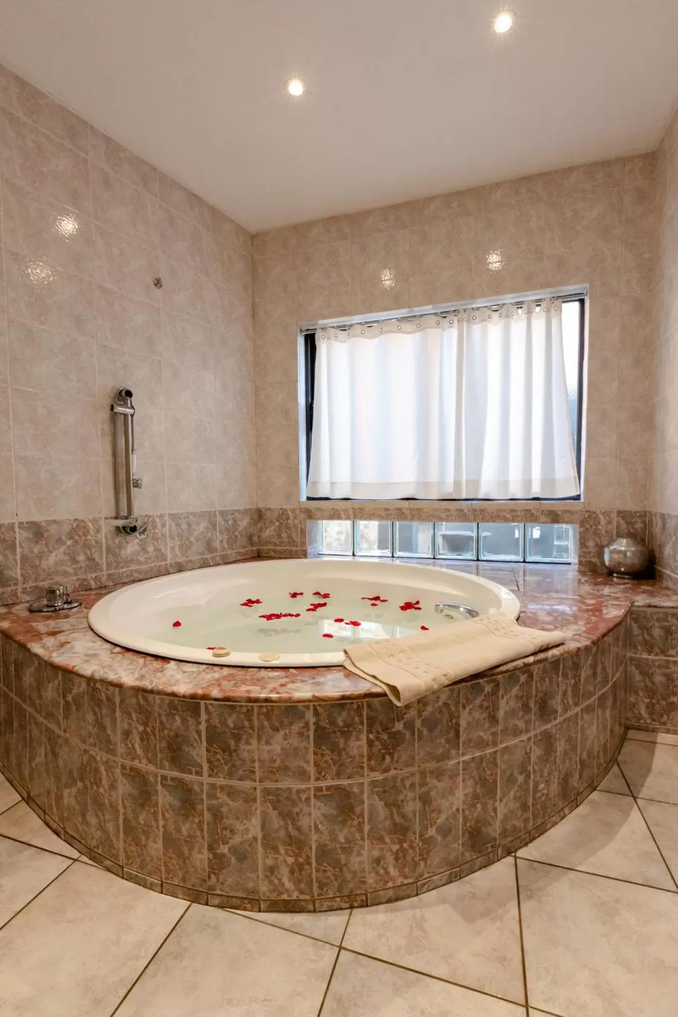 Hot Tub, Bathroom in Villa Simonne