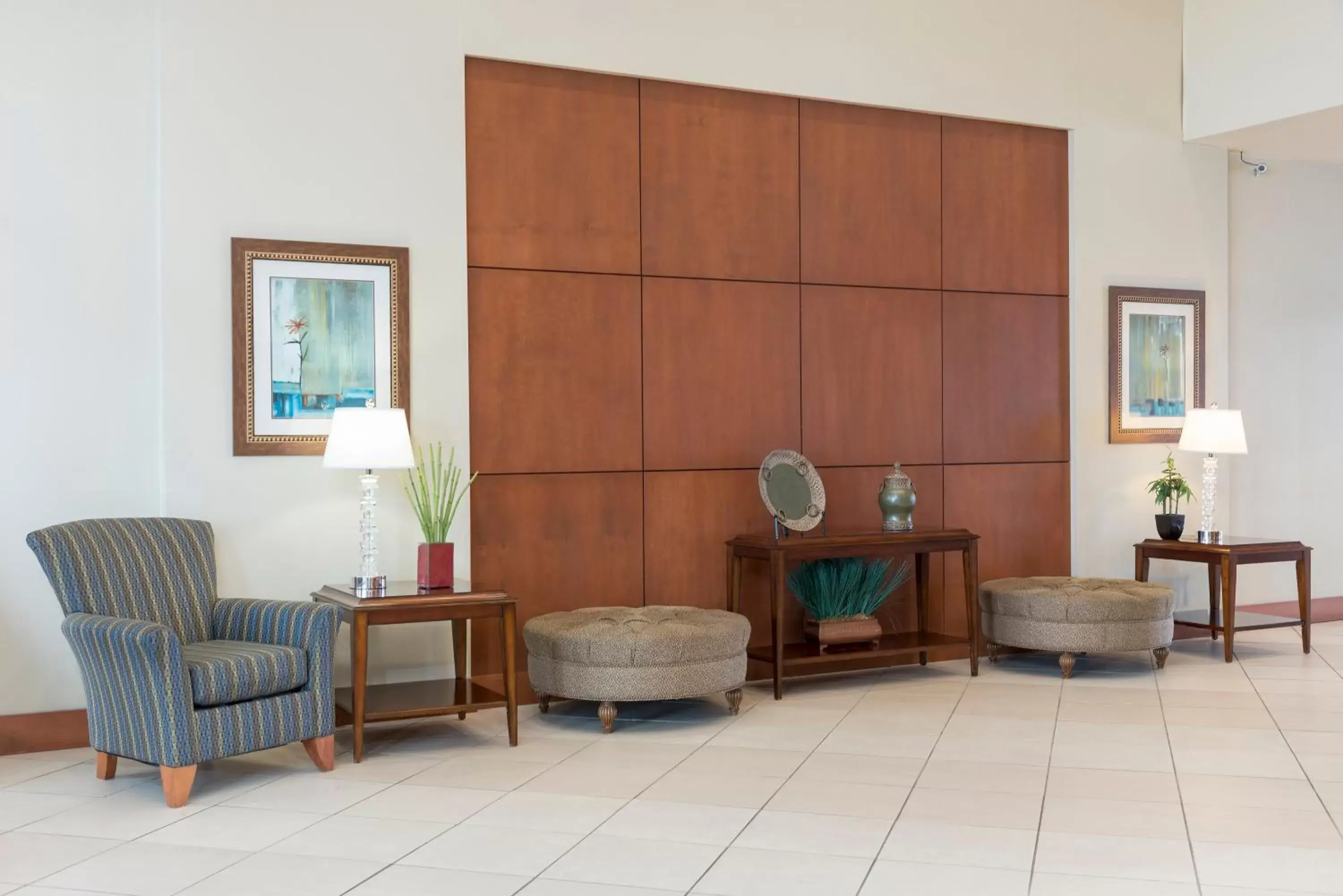 Property building, Seating Area in Holiday Inn Aurora North - Naperville