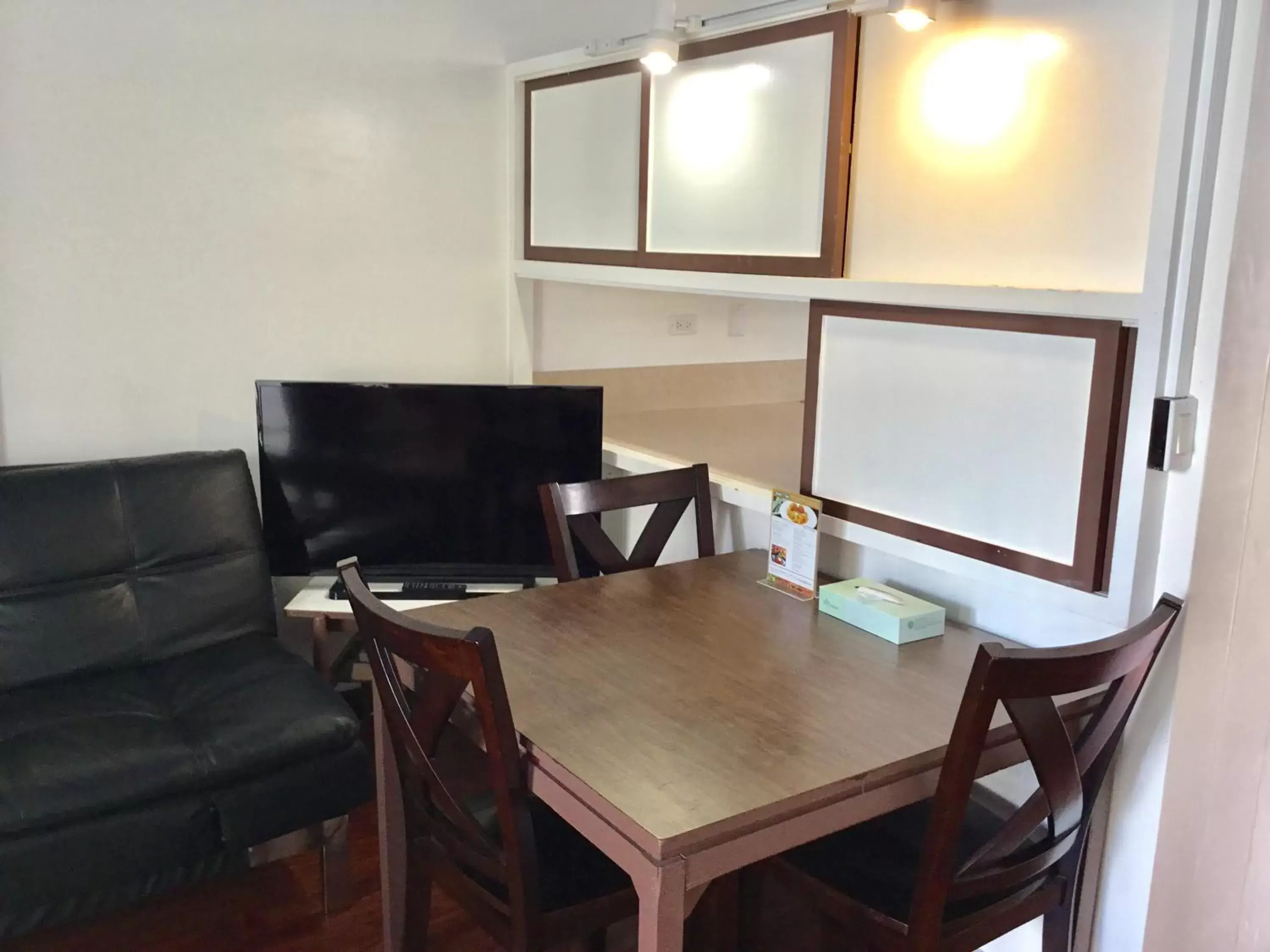 Kitchen or kitchenette, Dining Area in Holiday Surf Hotel (with full kitchen)