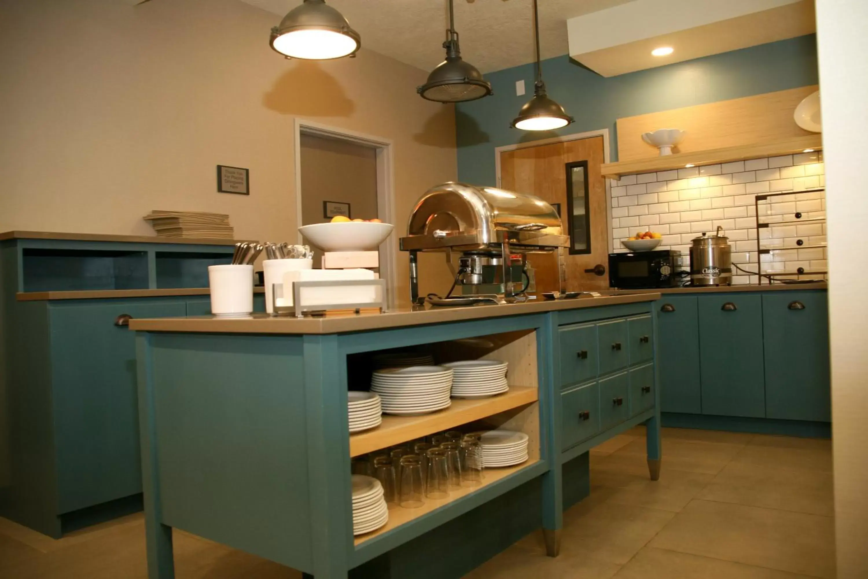 Buffet breakfast, Kitchen/Kitchenette in Country Inn & Suites by Radisson, Prineville, OR