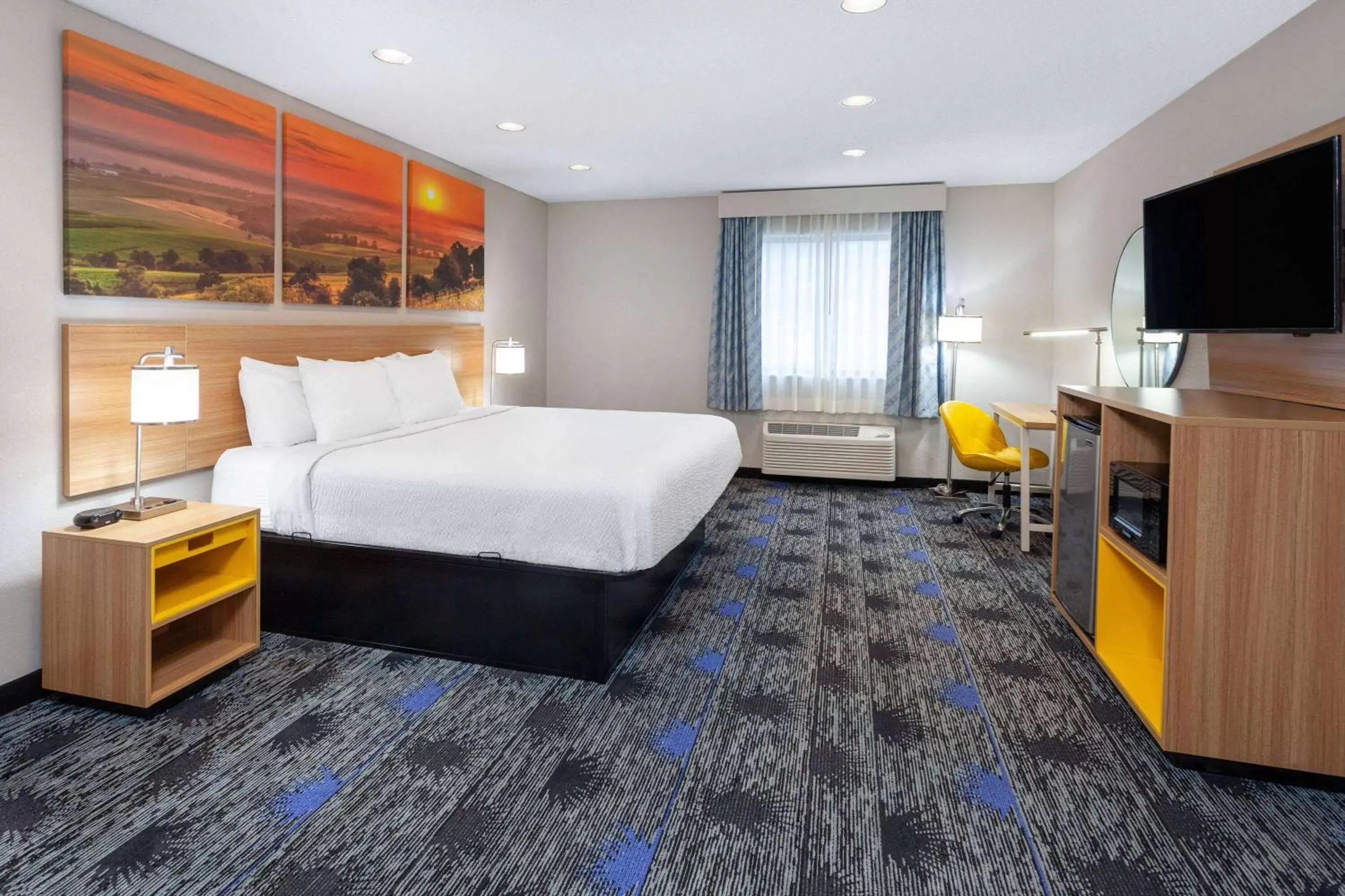 Photo of the whole room, Bed in Days Inn by Wyndham Wooster