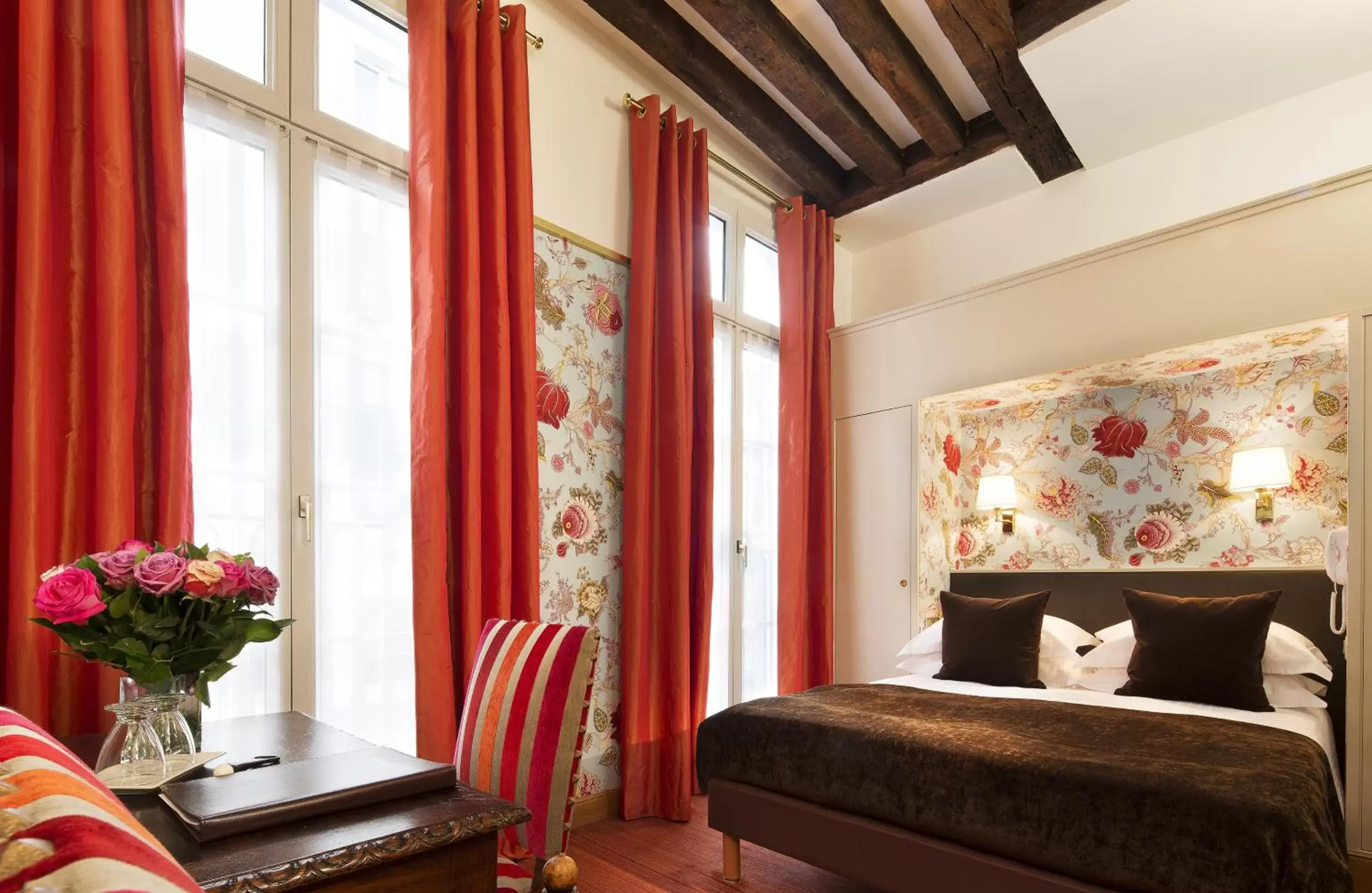 Photo of the whole room, Bed in Hôtel Saint-Paul Rive-Gauche