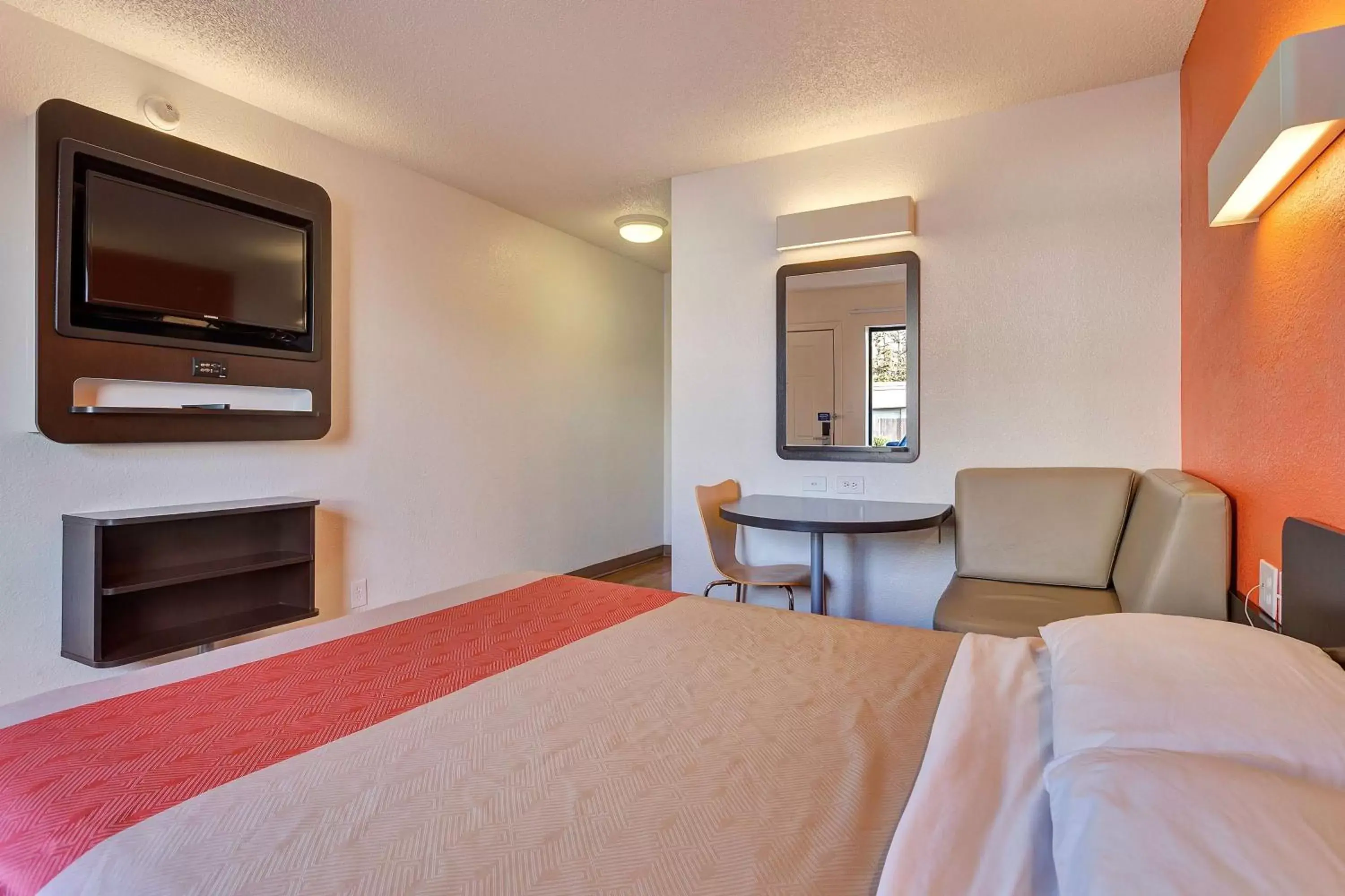 TV and multimedia, Bed in Motel 6-Santa Rosa, CA - South