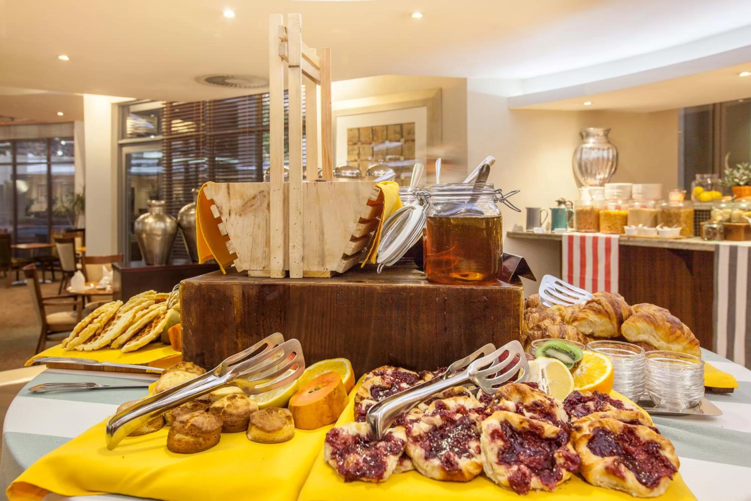 Breakfast in City Lodge Hotel Lynnwood