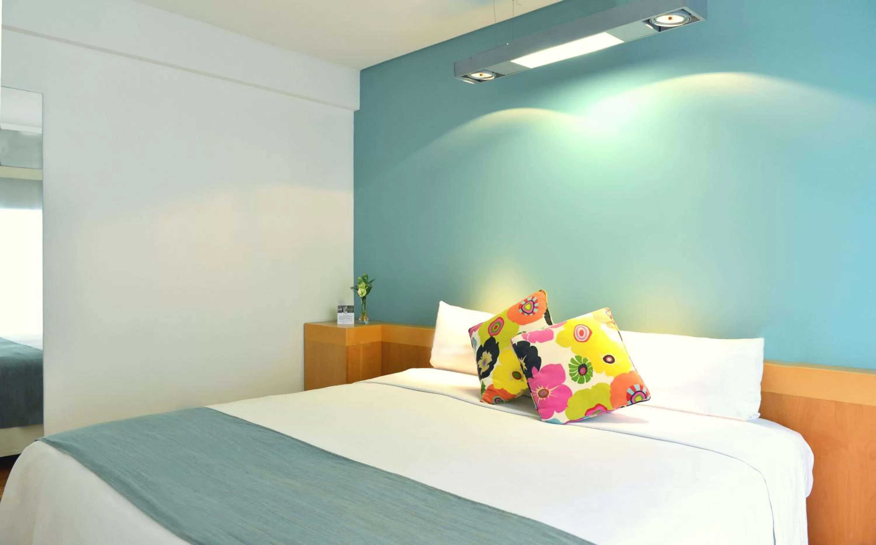 Photo of the whole room, Bed in Rochester Hotel M