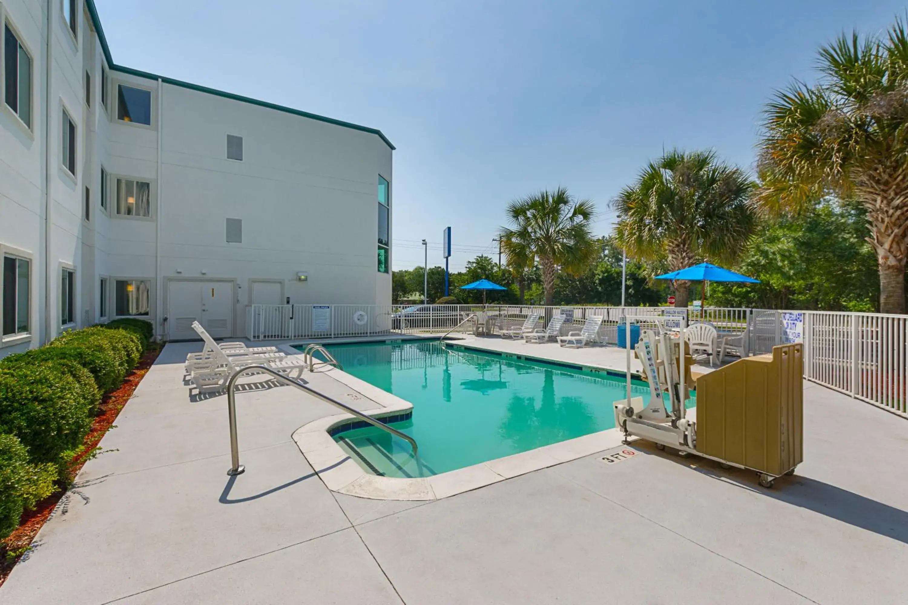 Swimming pool in Motel 6-Columbia, SC - Fort Jackson Area Swimming pool in Motel 6-Columbia, SC - Fort Jackson Area