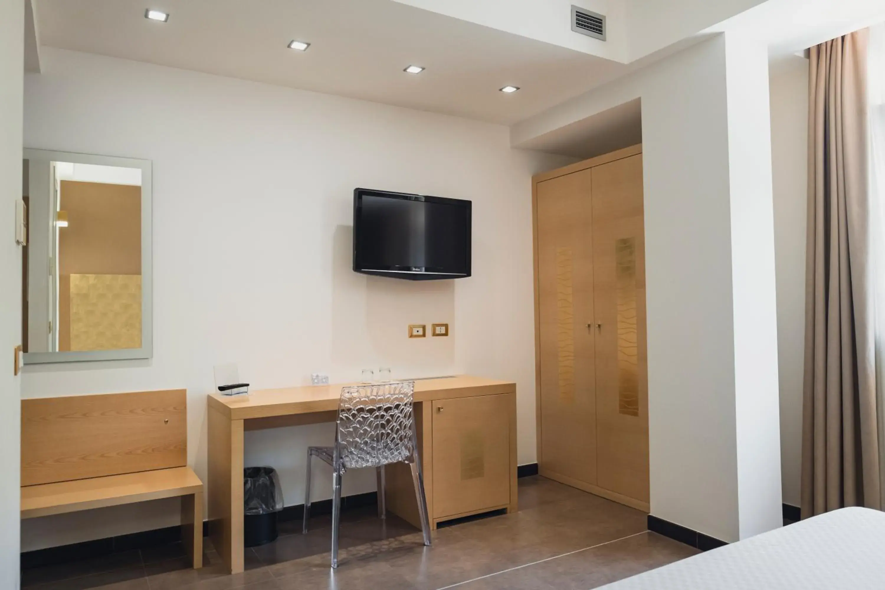 Bedroom, TV/Entertainment Center in Modica Palace Hotel