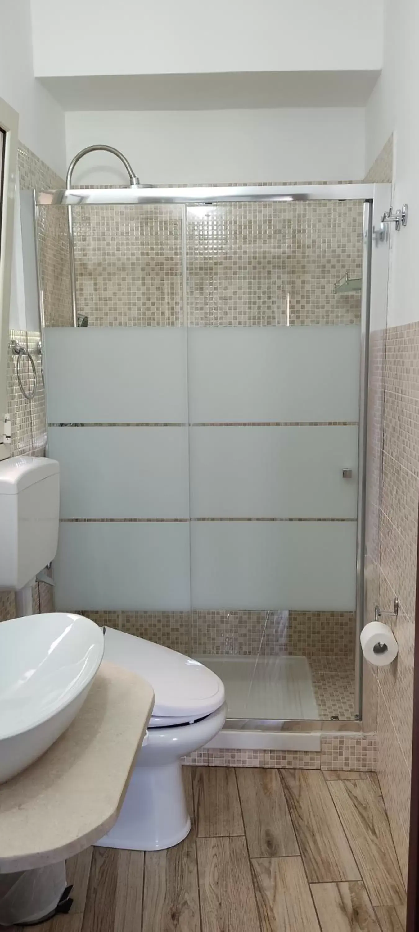 Shower, Bathroom in B&B AKROPOLIS