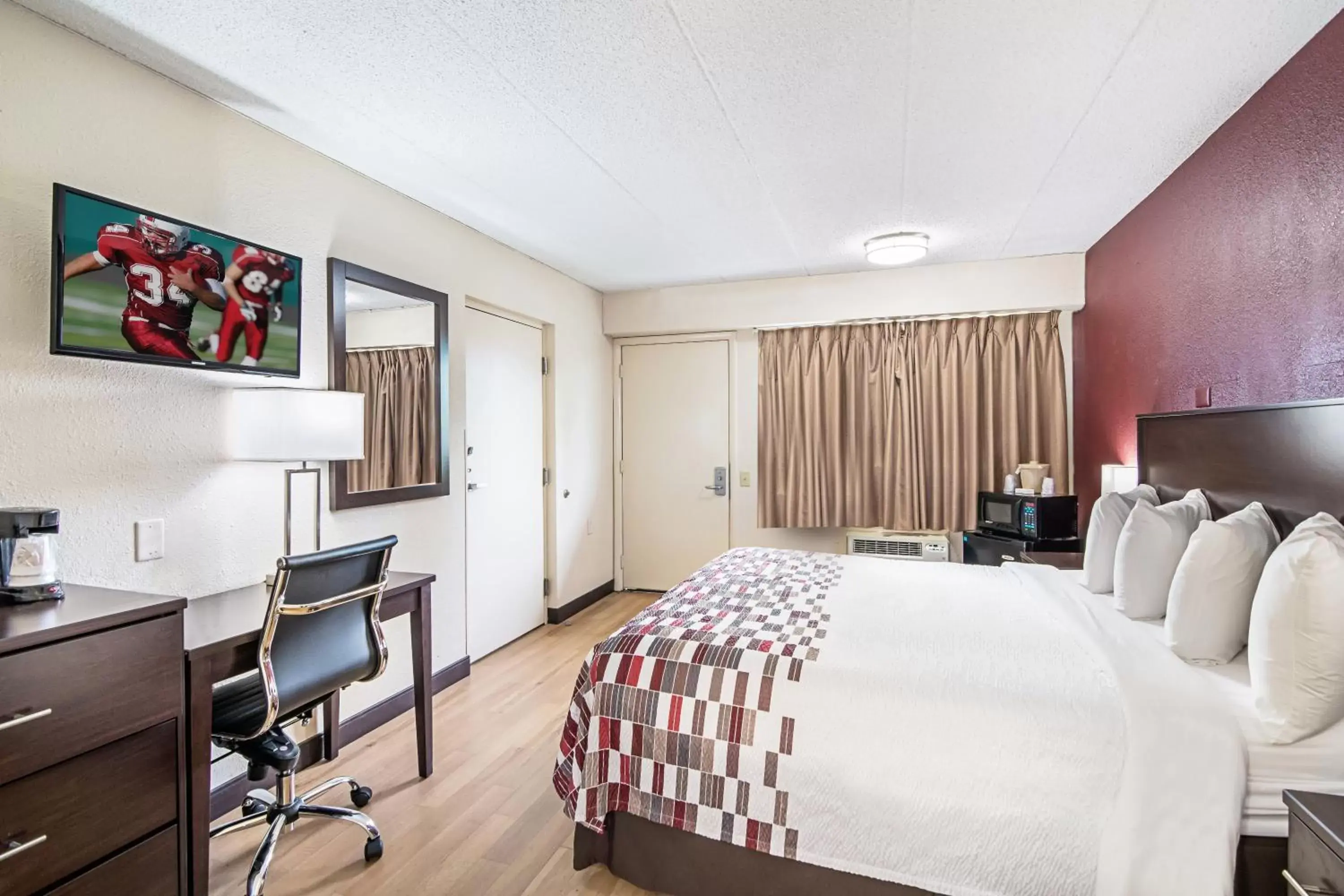 Photo of the whole room, Bed in Red Roof Inn Hampton Coliseum and Convention Center Photo of the whole room, Bed in Red Roof Inn Hampton Coliseum and Convention Center