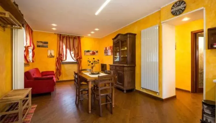 Dining area in Wallace Apartment