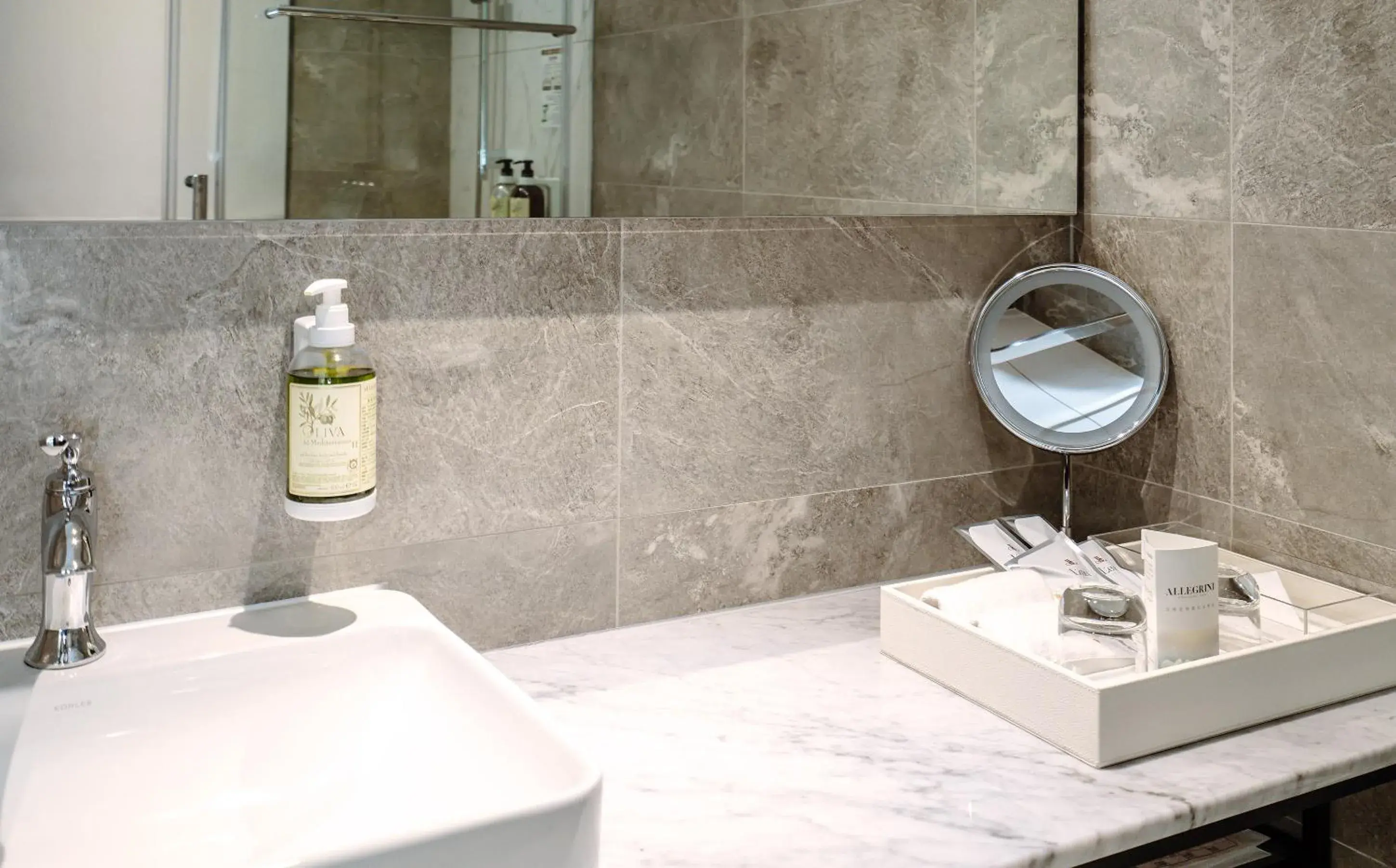 Bathroom in Hôtel de Ľeau