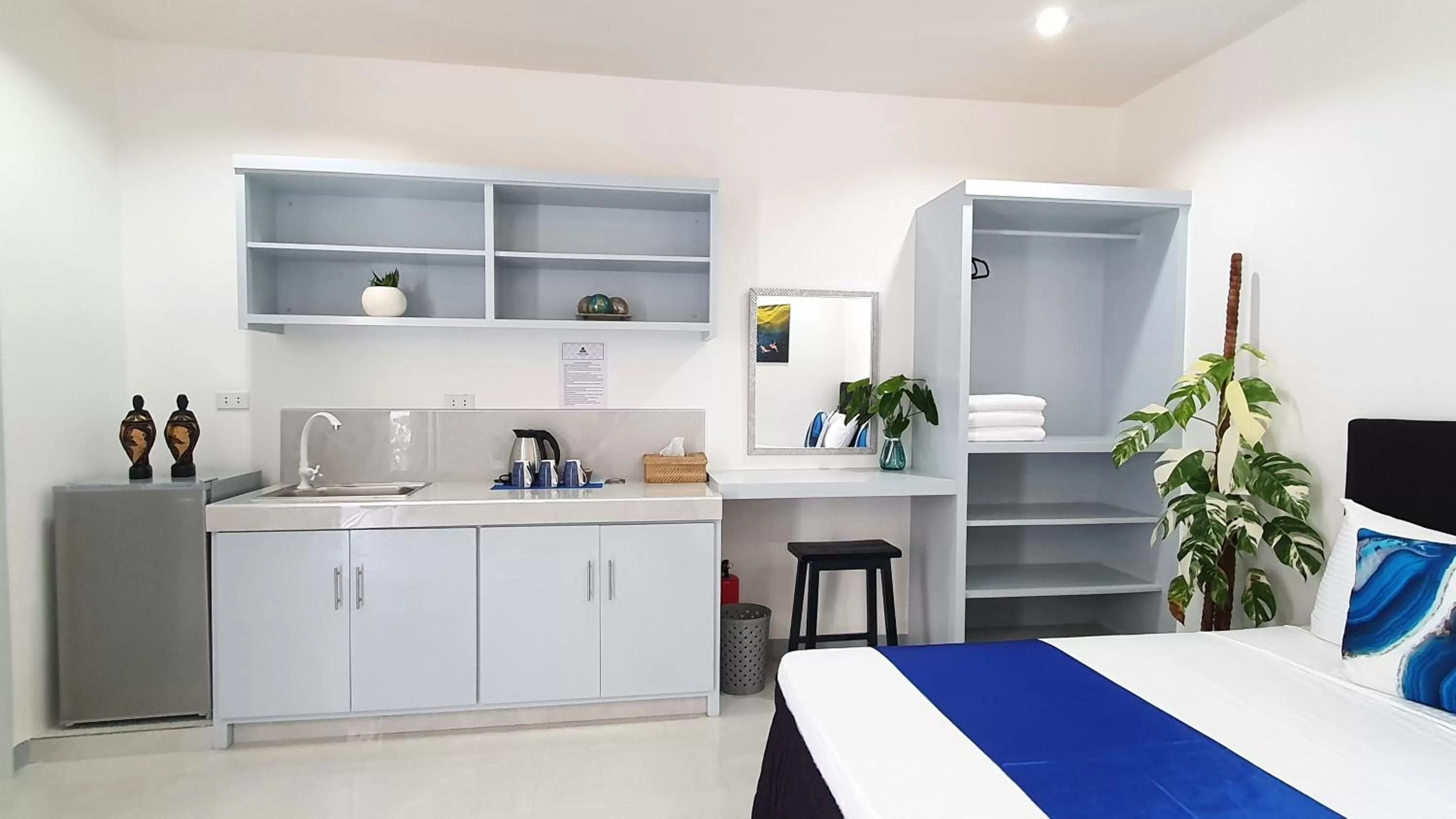 Kitchen or kitchenette, Bed in Sapphire Boutique Resort