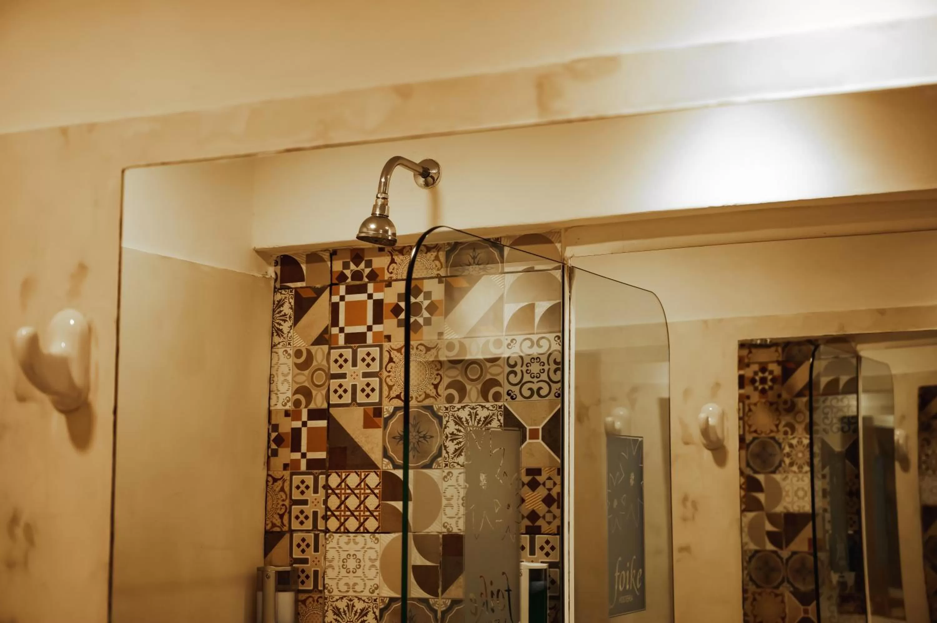 Shower in Hosteria Foike