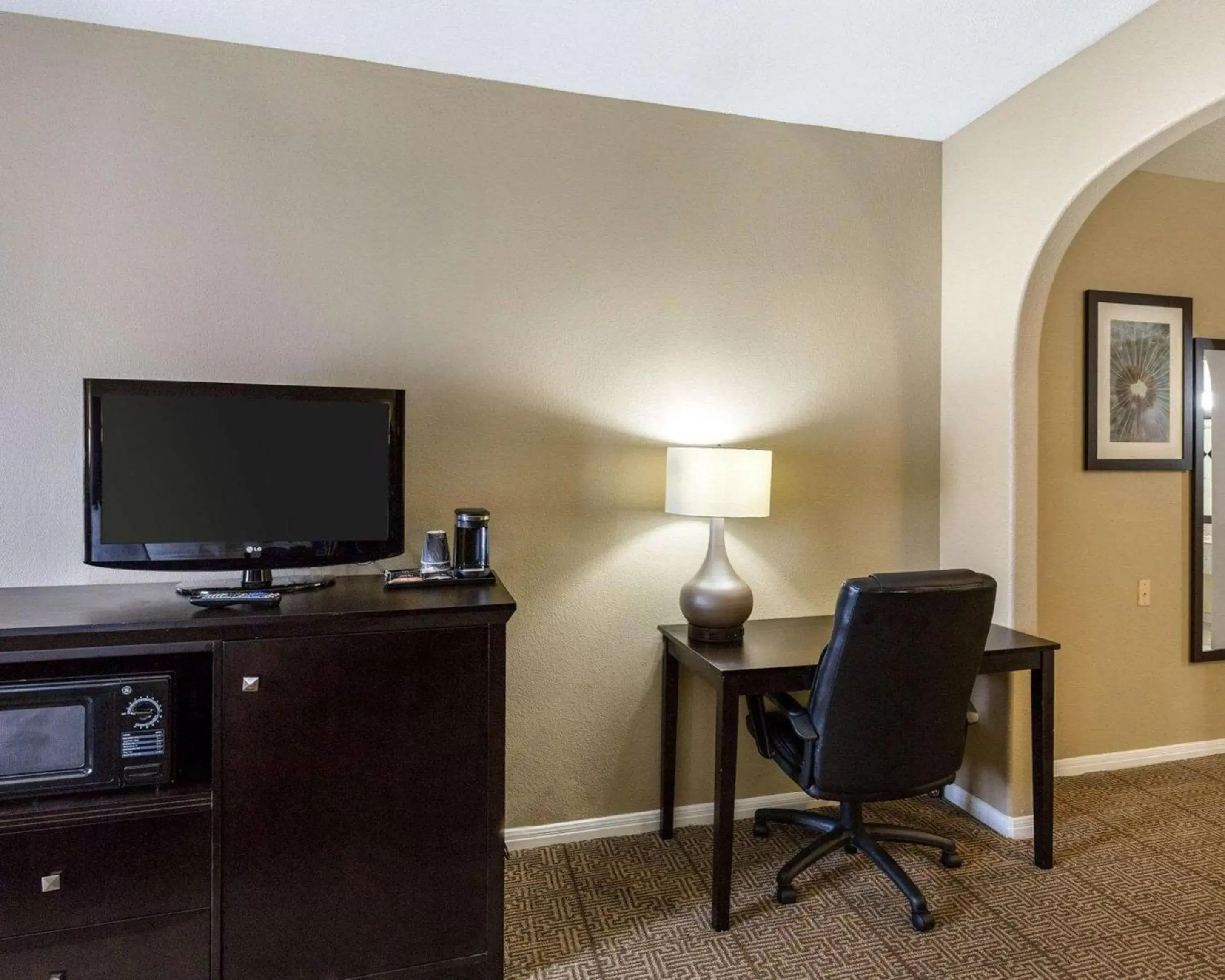 Photo of the whole room, TV/Entertainment Center in Quality Suites Houston NW Cy-Fair