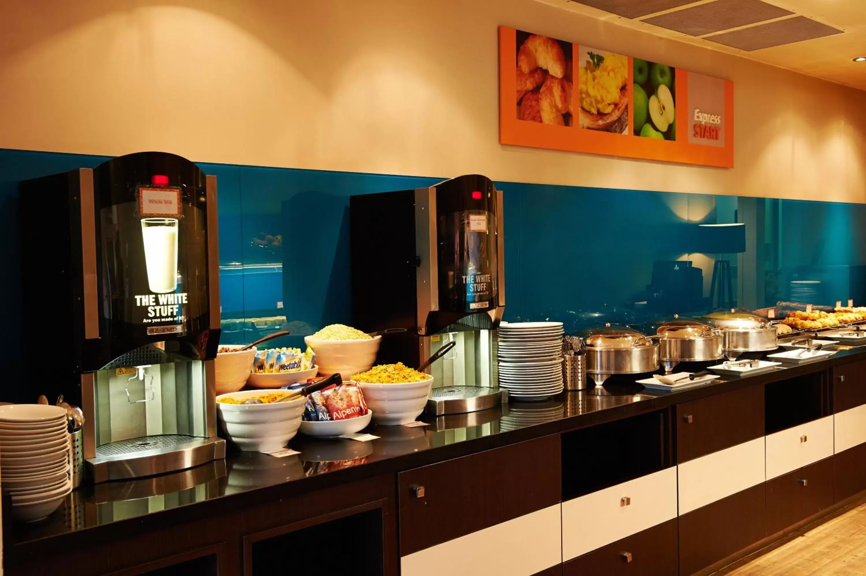 Breakfast, Kitchen/Kitchenette in Holiday Inn Express Manchester Airport, an IHG Hotel