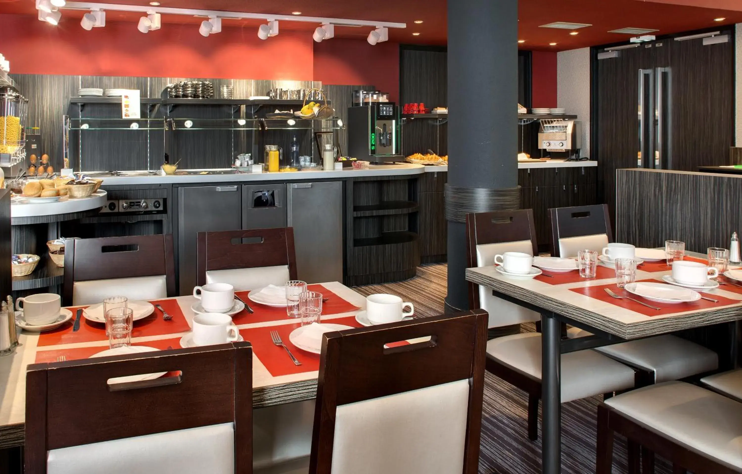 Buffet breakfast, Restaurant/Places to Eat in Hôtel Alba