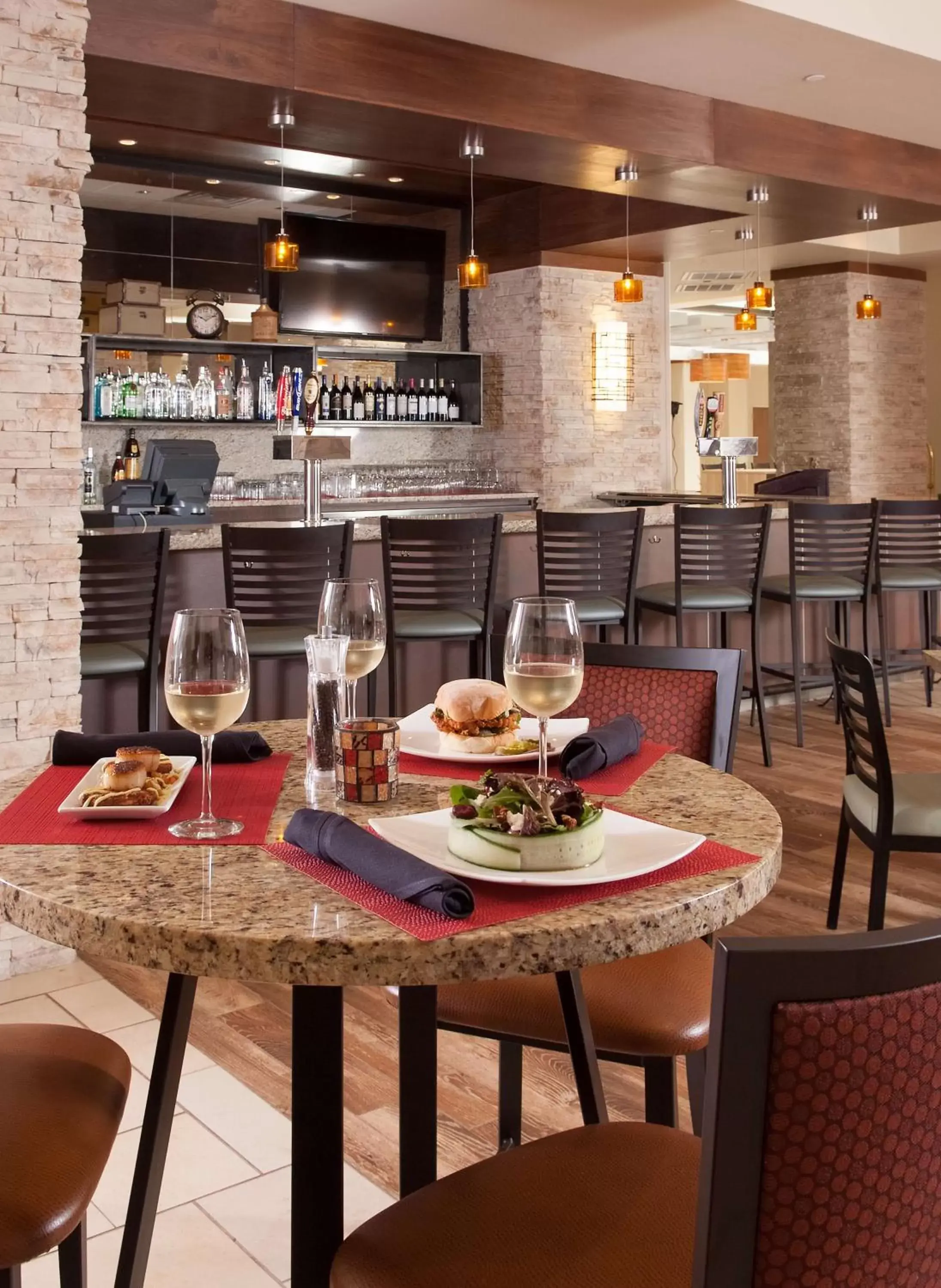 Lounge or bar, Restaurant/Places to Eat in Embassy Suites by Hilton Nashville Airport