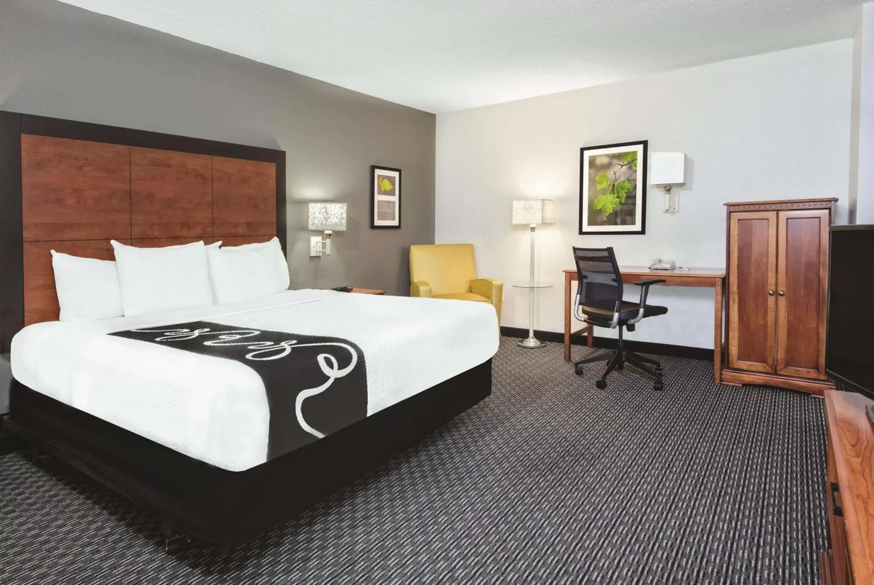 Photo of the whole room, Bed in La Quinta Inn & Suites by Wyndham San Antonio Riverwalk