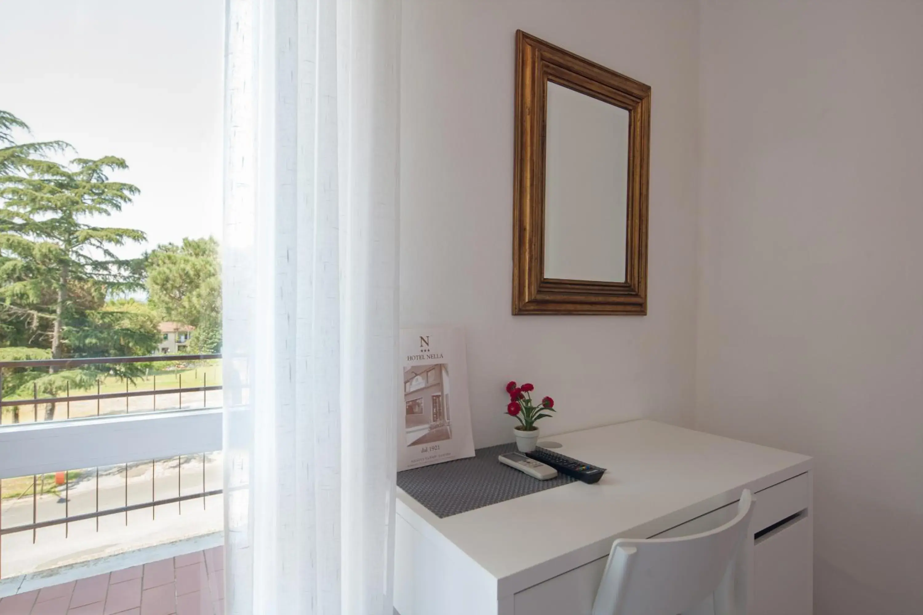 Garden view, Kitchen/Kitchenette in Hotel Nella