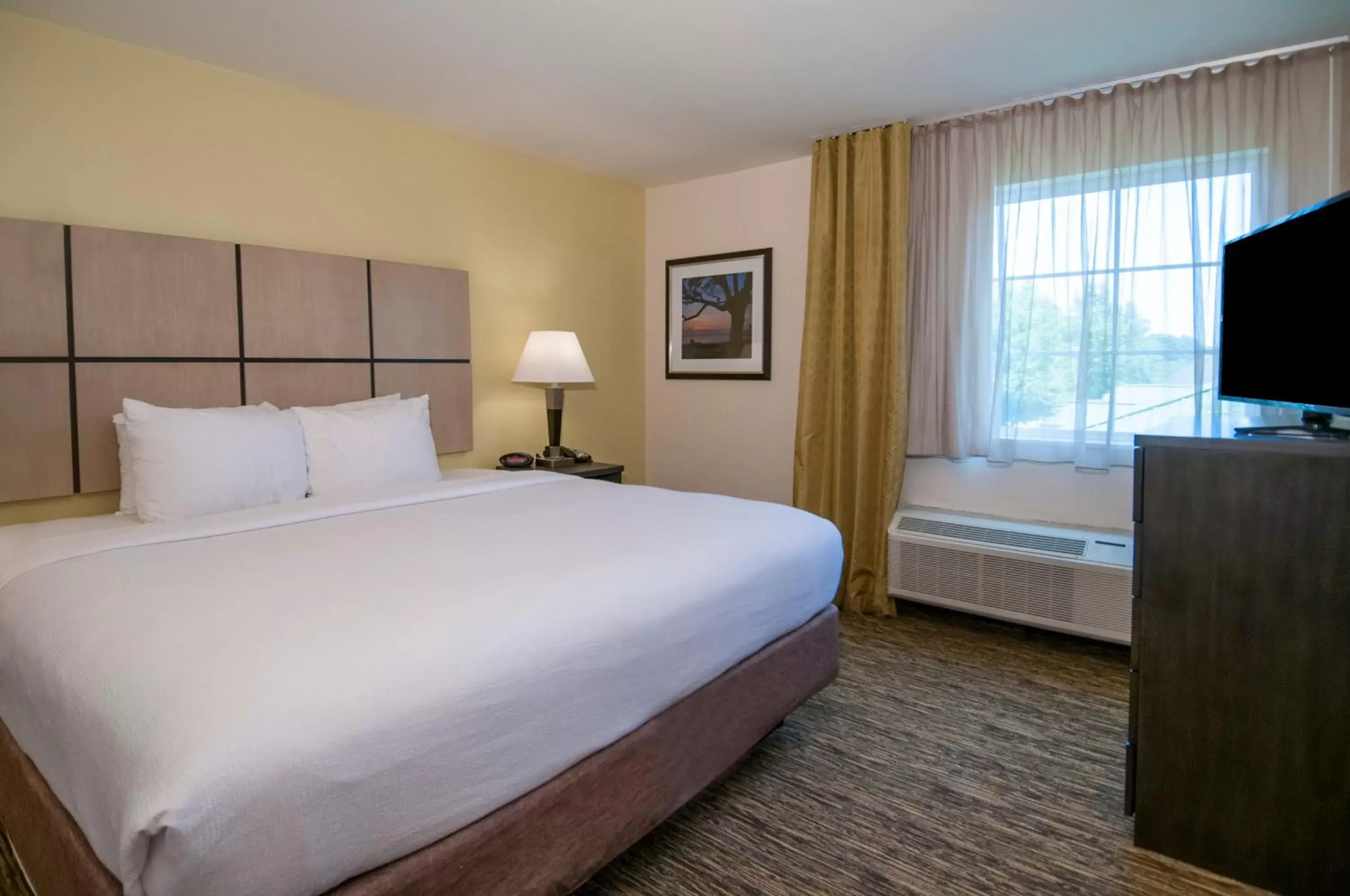 Photo of the whole room, Bed in Candlewood Suites - Baton Rouge - College Drive, an IHG Hotel