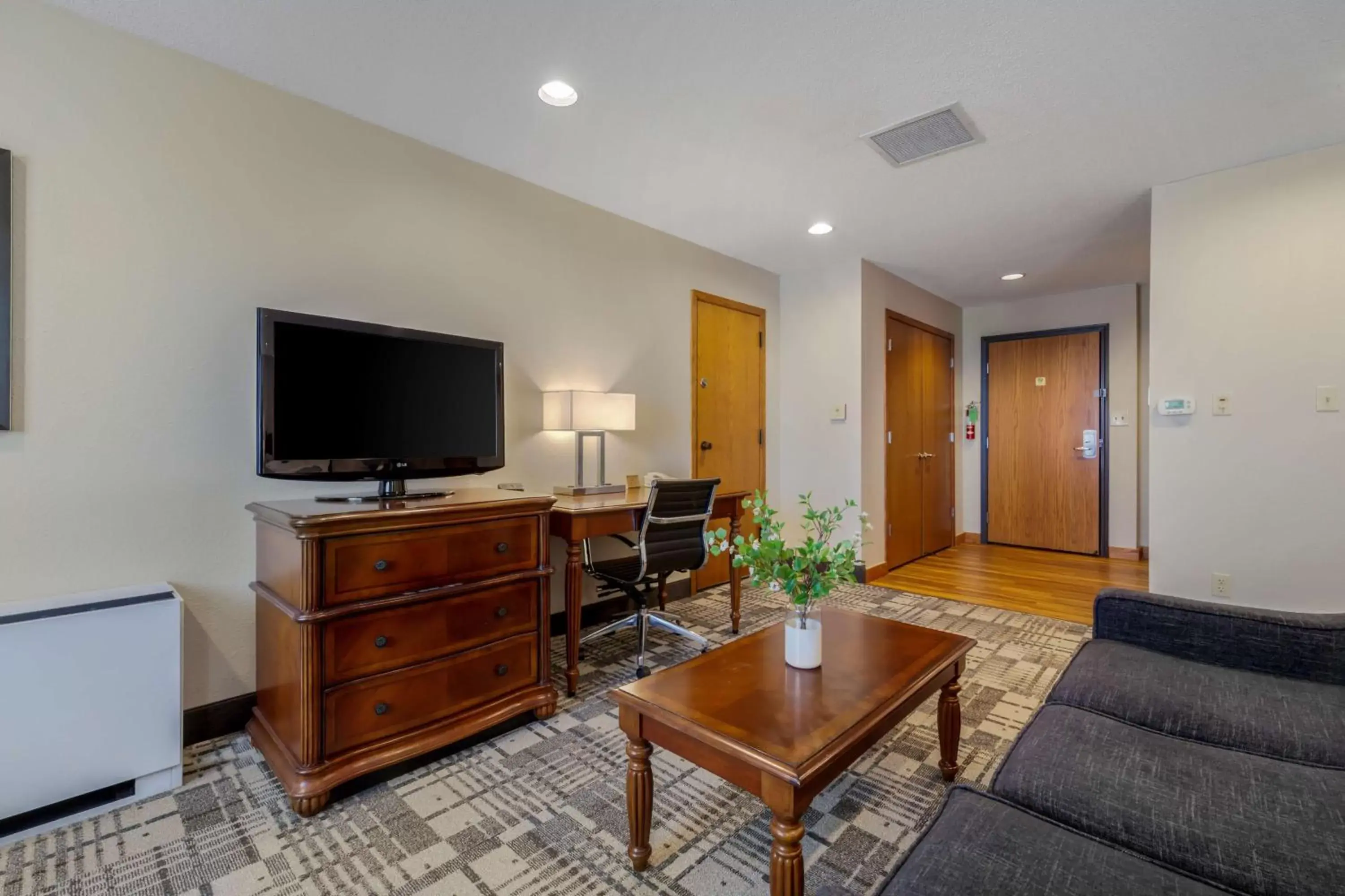 Bedroom, TV/Entertainment Center in Best Western Plus Dubuque Hotel and Conference Center