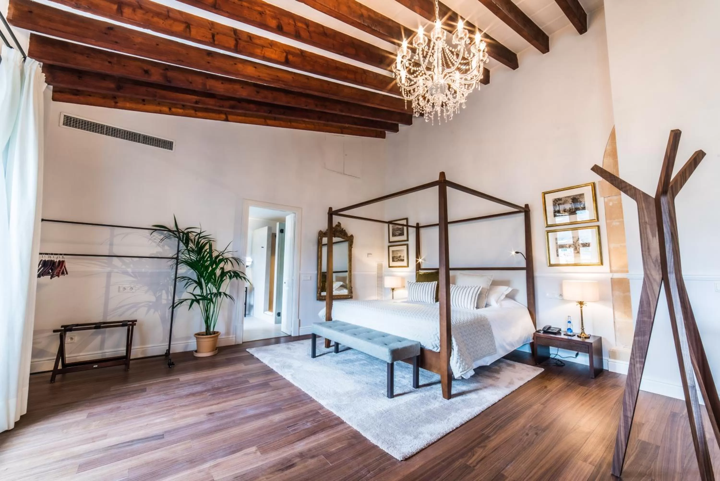 Photo of the whole room, Bed in L'Avenida