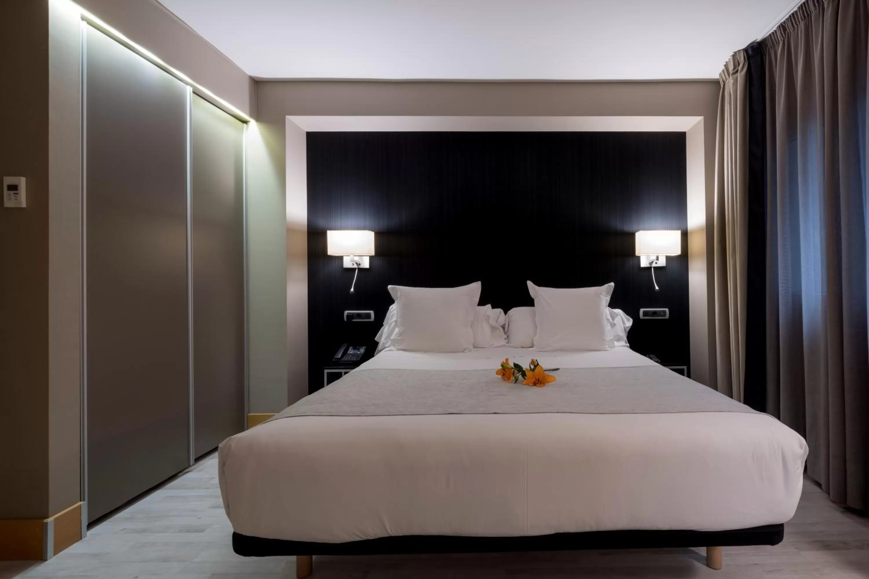 Bedroom, Bed in Hotel Plaza