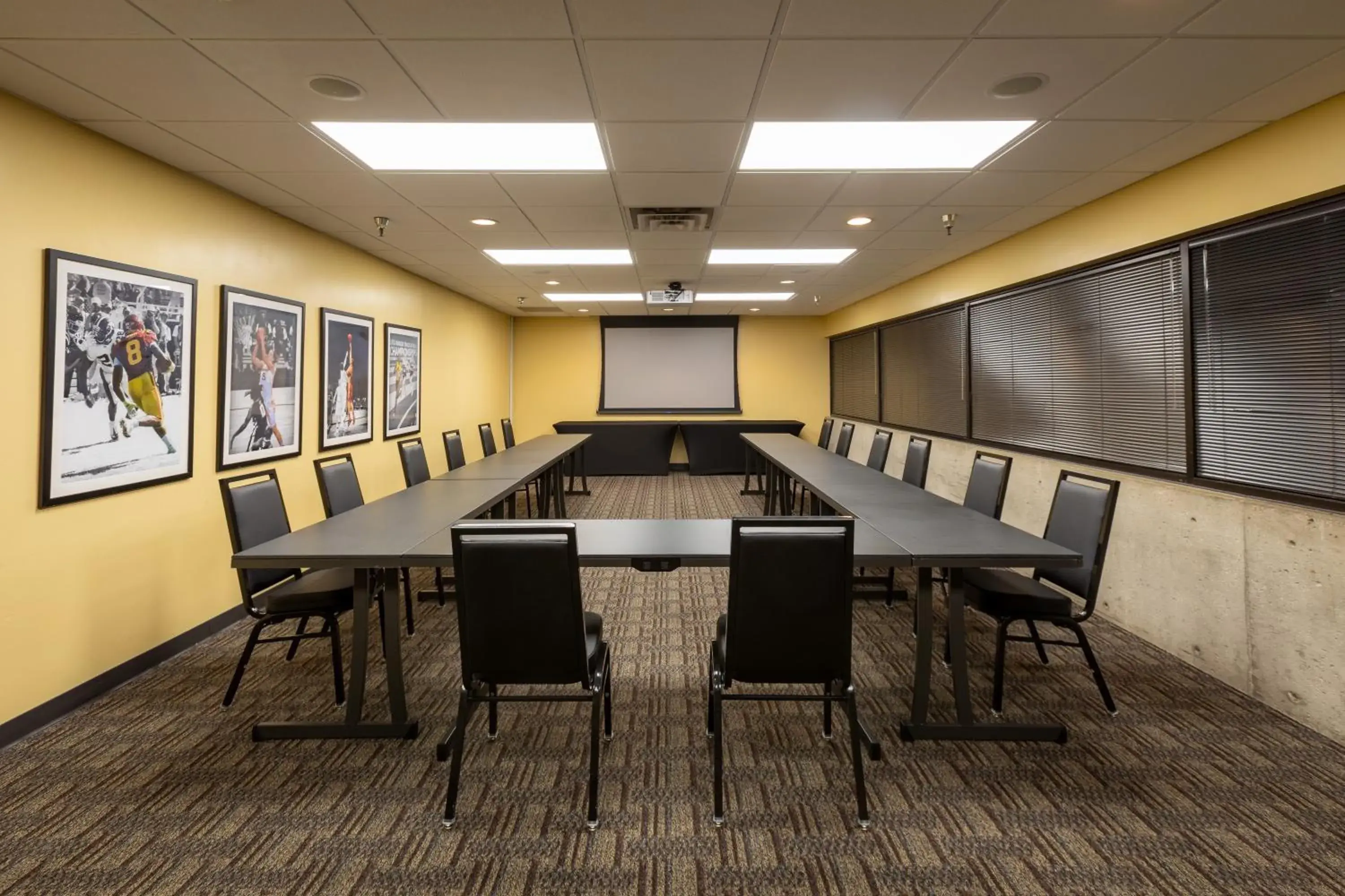 Meeting/conference room in Gateway Hotel and Conference Center