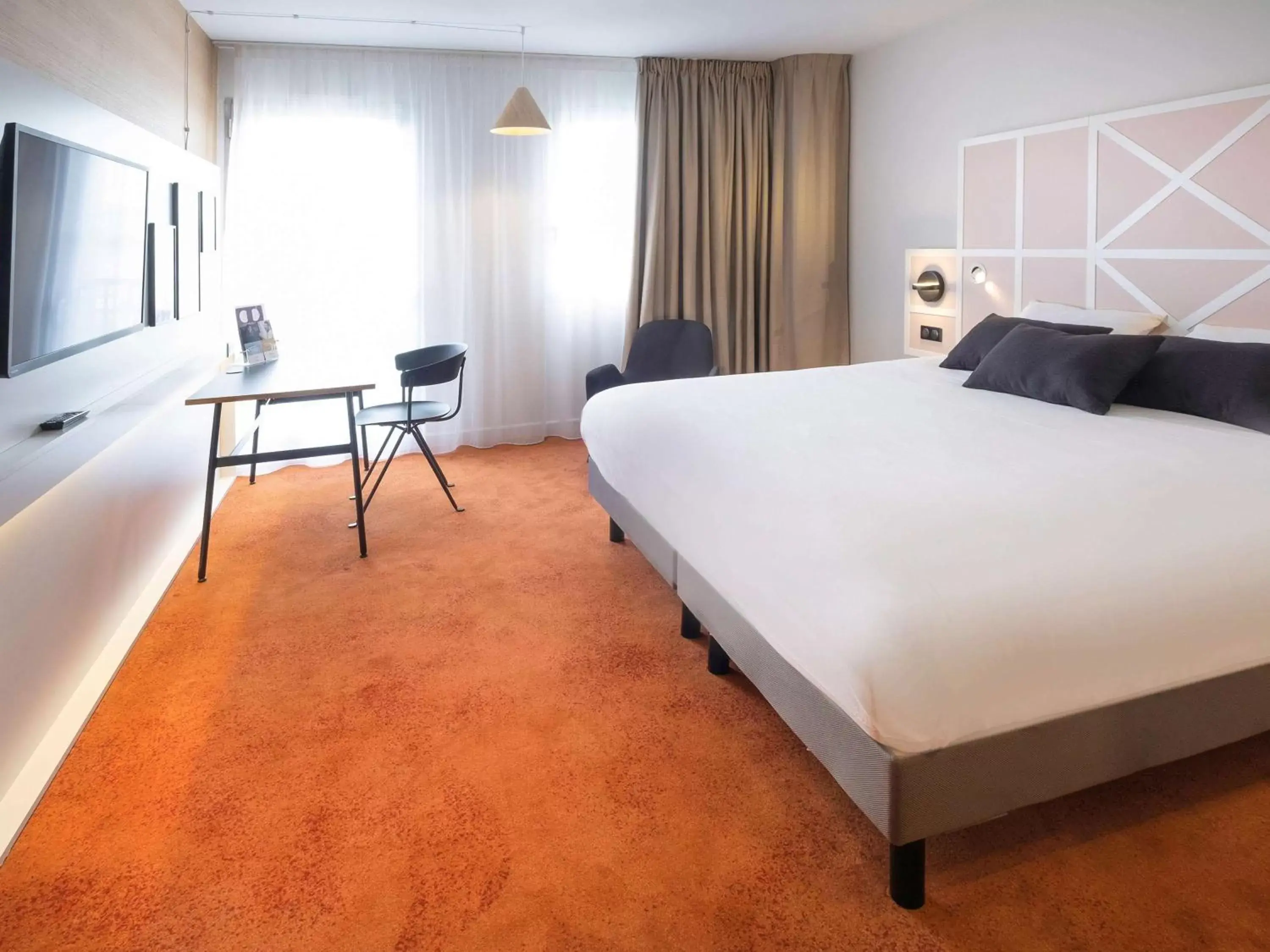 Photo of the whole room, Bed in Mercure Rouen Centre Champ de Mars