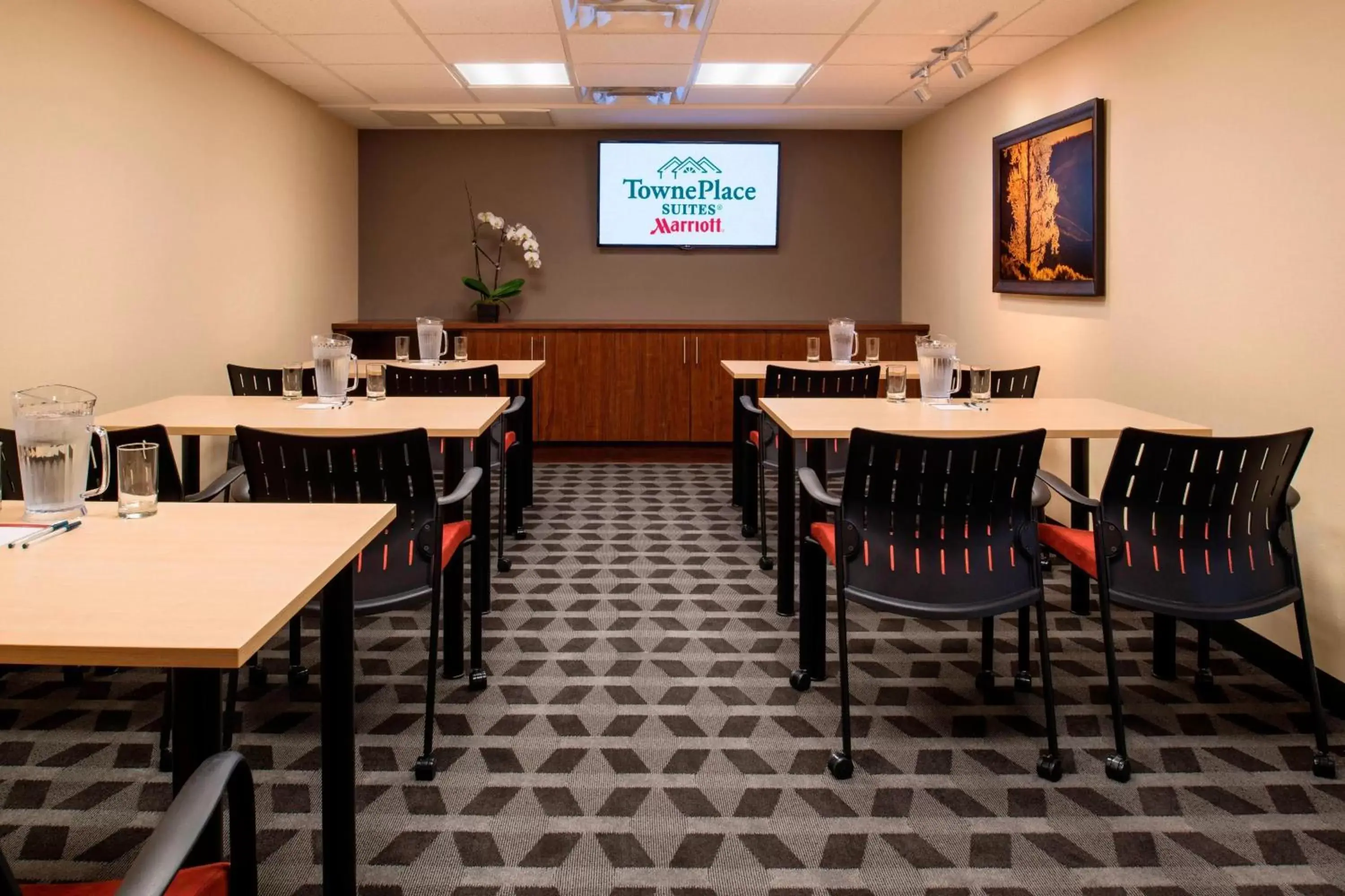 Meeting/conference room, Restaurant/Places to Eat in TownePlace Suites by Marriott Red Deer