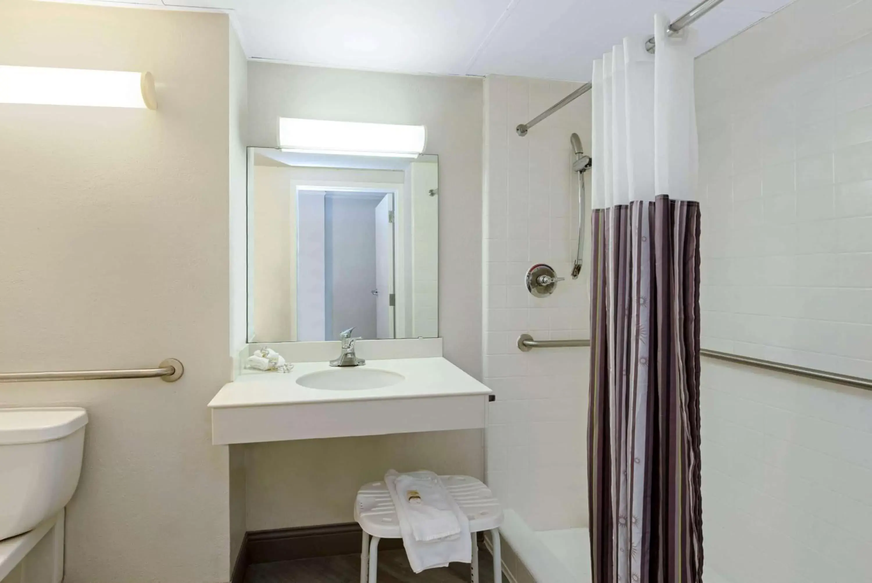 Shower, Bathroom in La Quinta by Wyndham New Orleans Airport