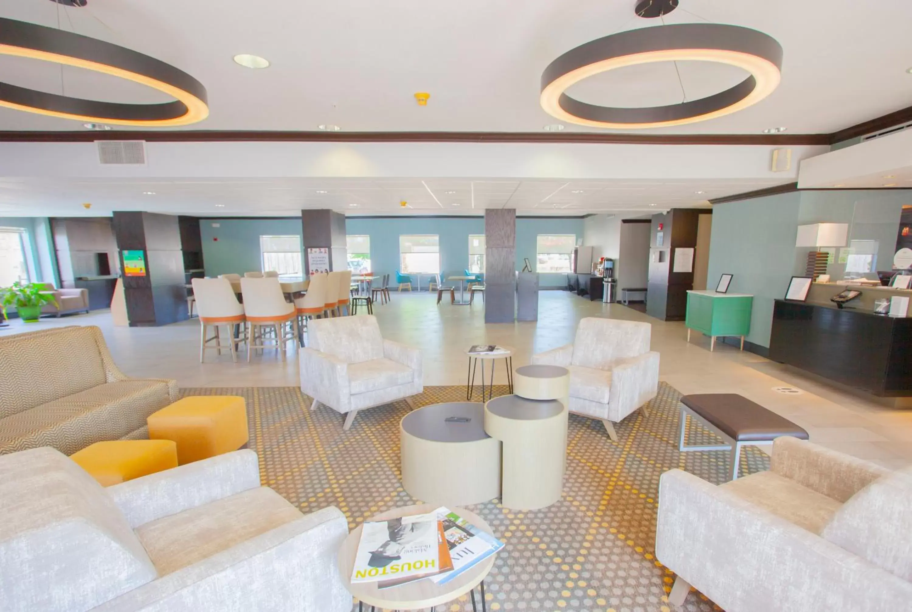 Lobby or reception, Lounge/Bar in Holiday Inn & Suites Spring - The Woodlands