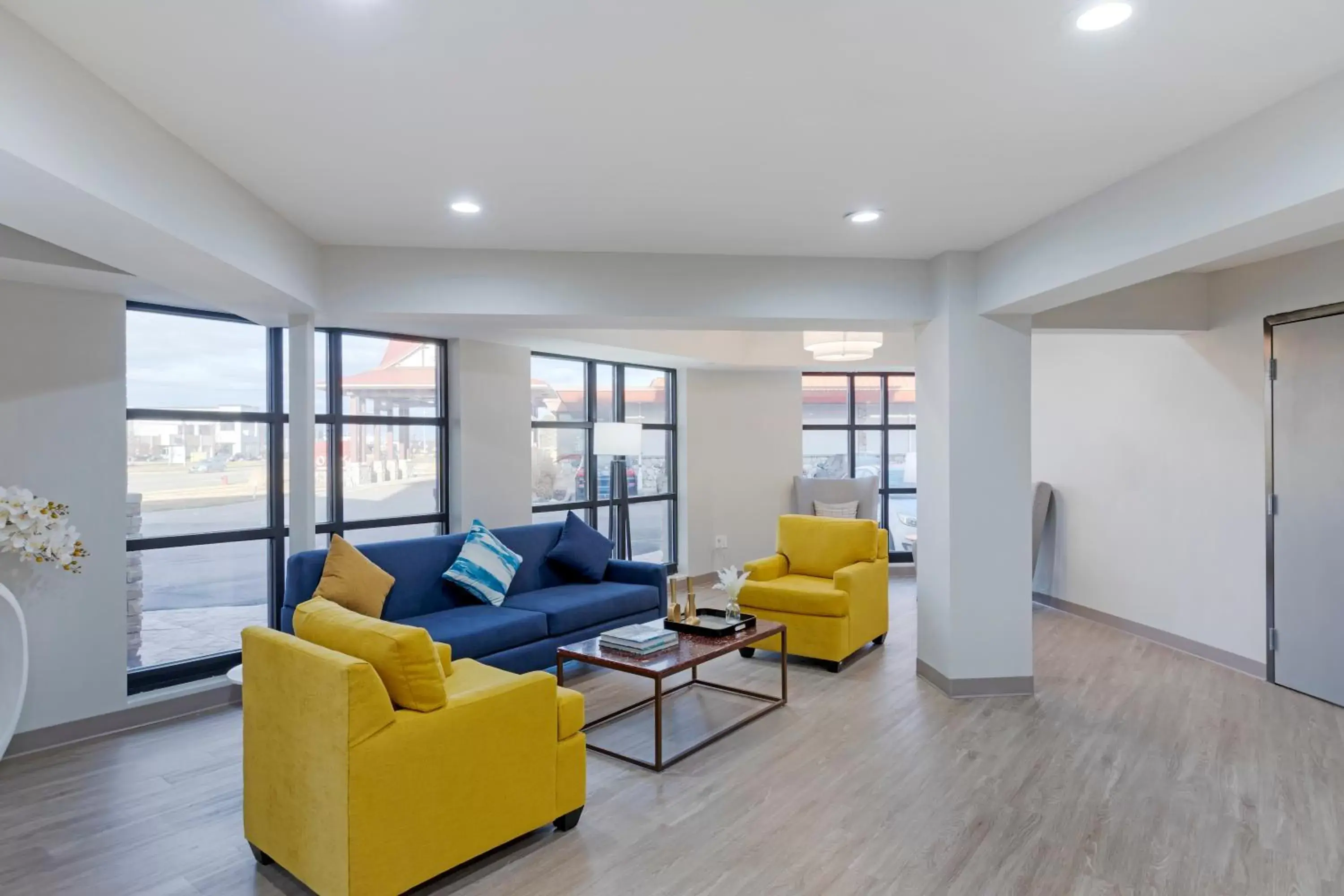 Lobby or reception, Seating Area in Comfort Inn Detroit - Troy