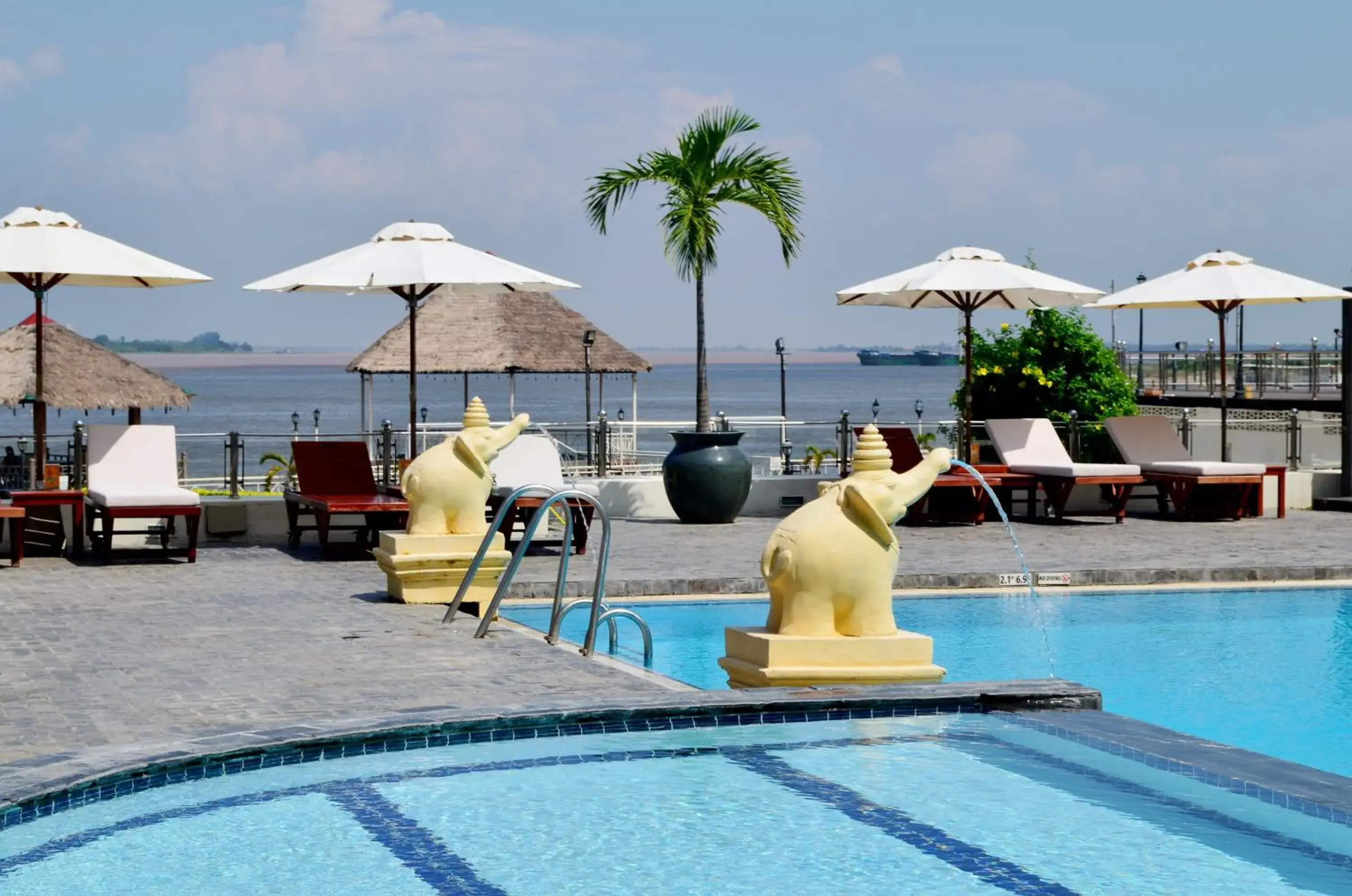 Food and drinks, Swimming Pool in Hotel Cambodiana