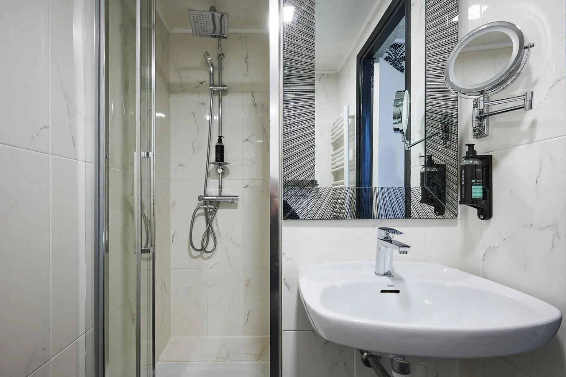 Shower, Bathroom in Hotel des Congrès et Festivals