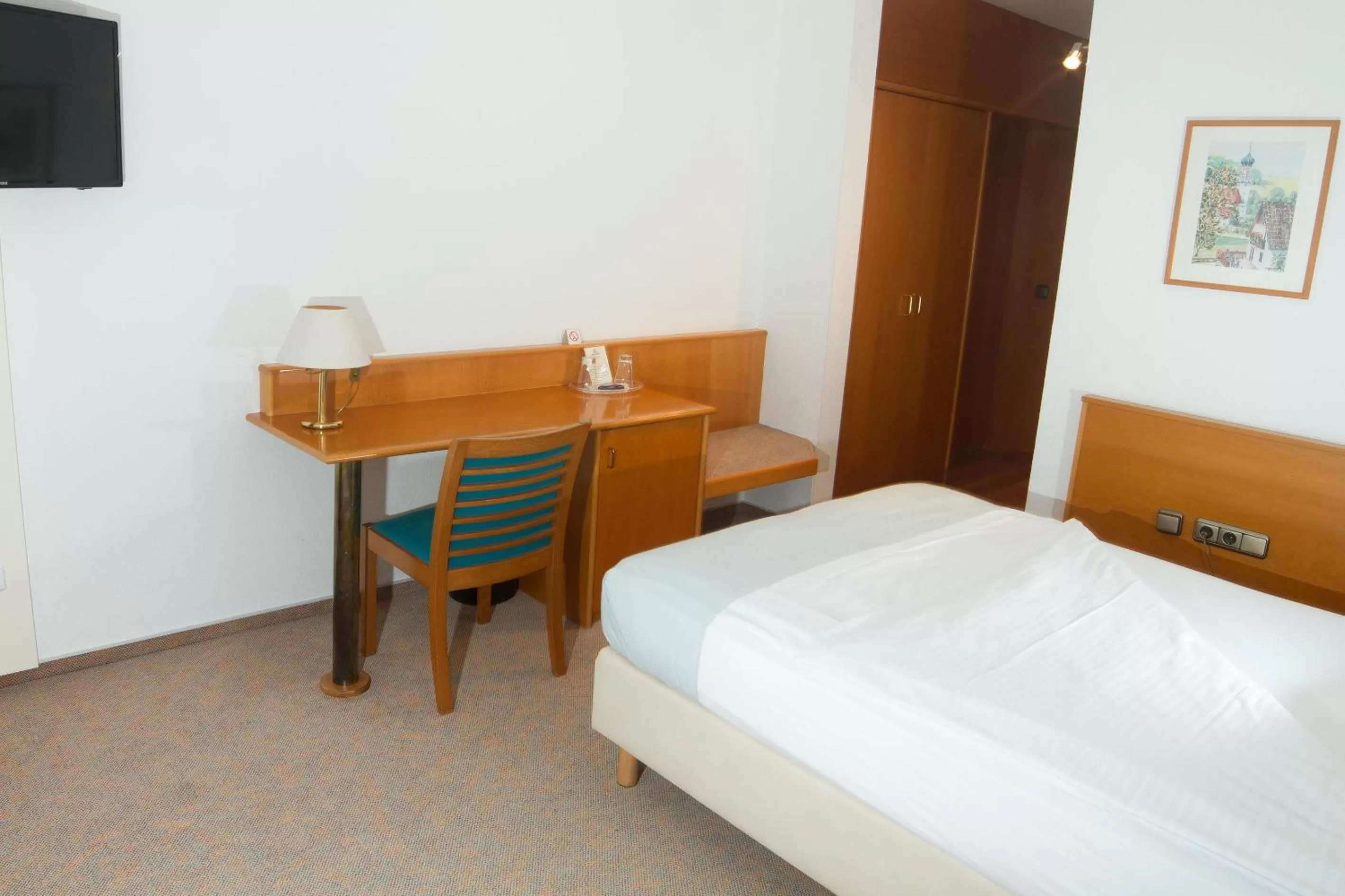 Photo of the whole room, Bed in Hotel zum Hirsch