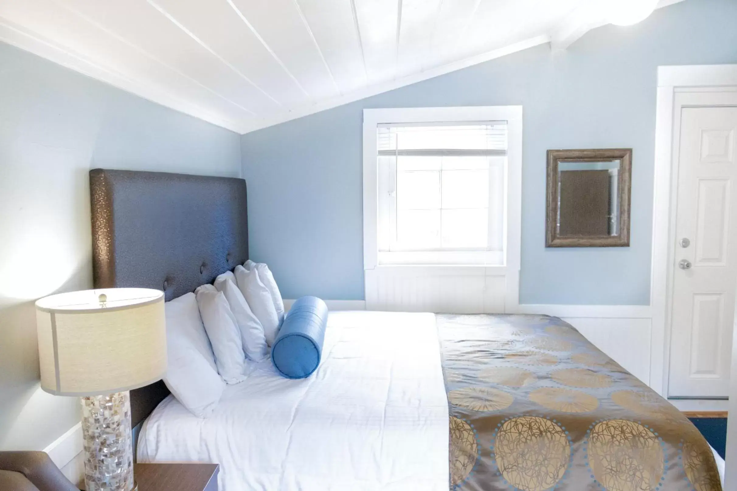 Bedroom, Bed in Ocean Echo Inn & Beach Cottages