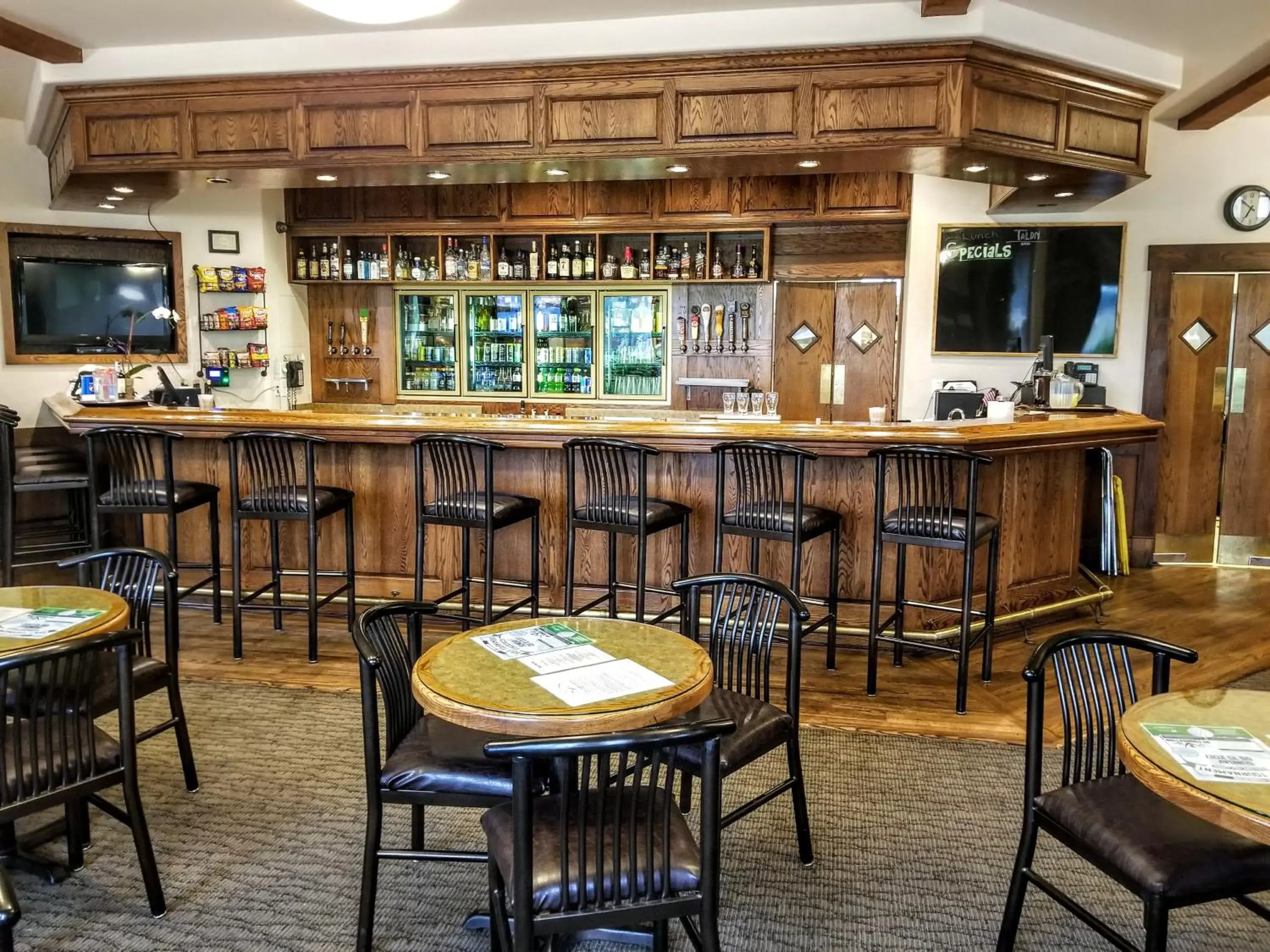 Drinks, Lounge/Bar in Resort at Eagle Point Golf Club Lodging