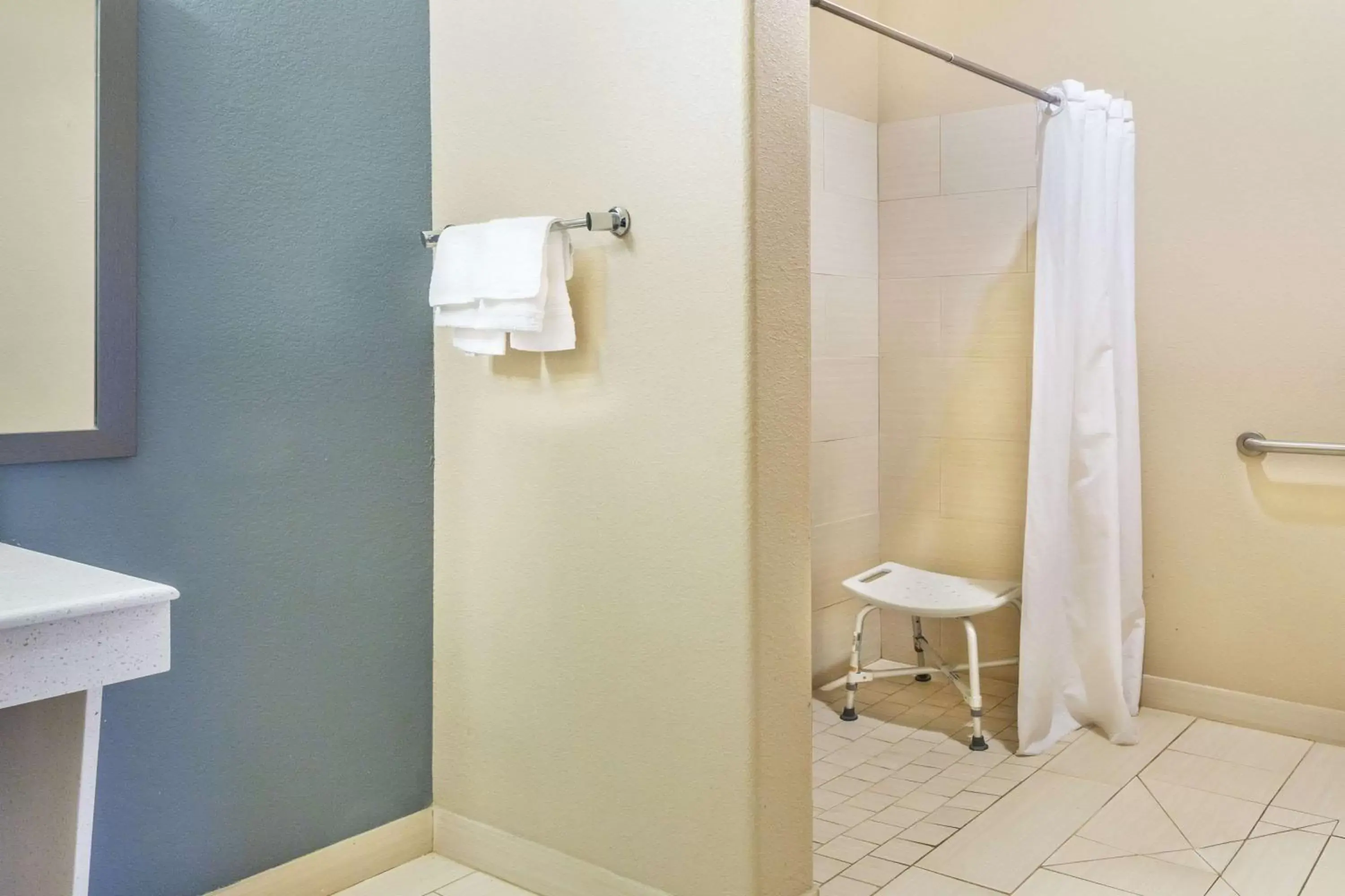 Shower, Bathroom in Super 8 by Wyndham Center