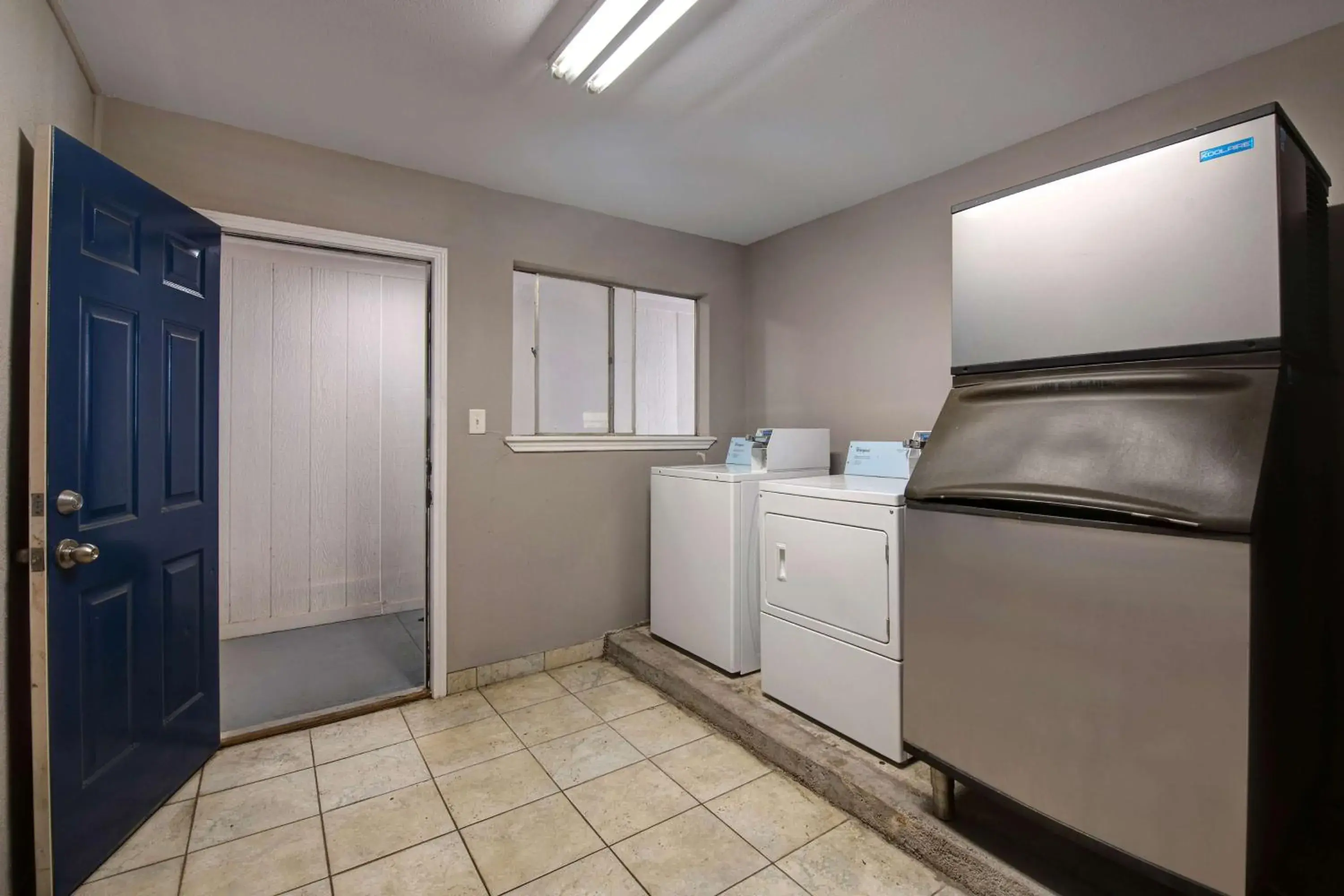 Property building, Kitchen/Kitchenette in Motel 6-Sulphur Springs, TX