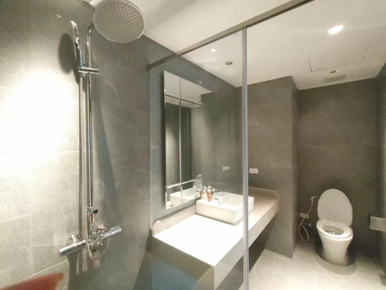 Hồng Gia Tuệ Lake View