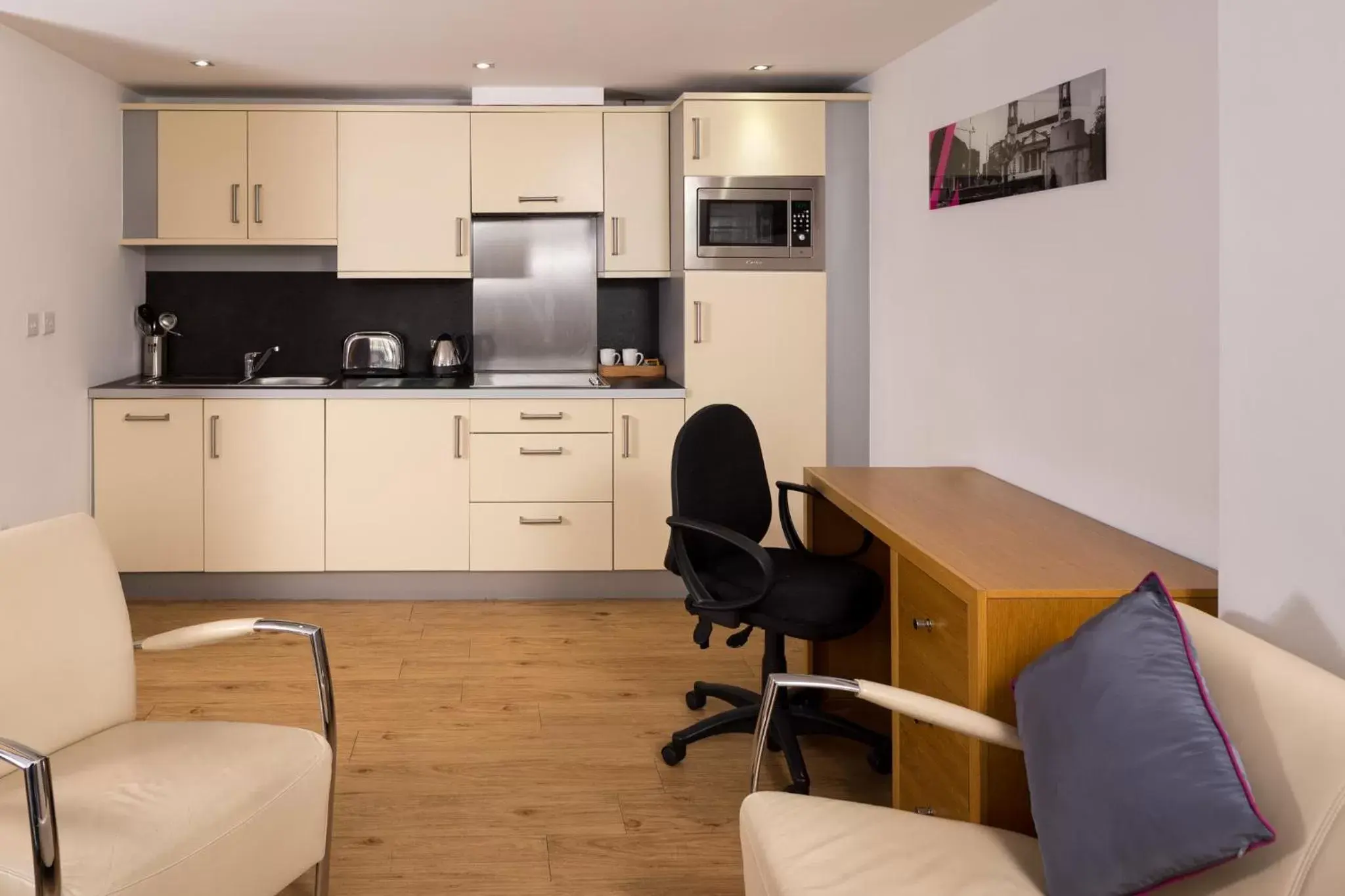 Kitchen or kitchenette in Roomzzz Leeds City West