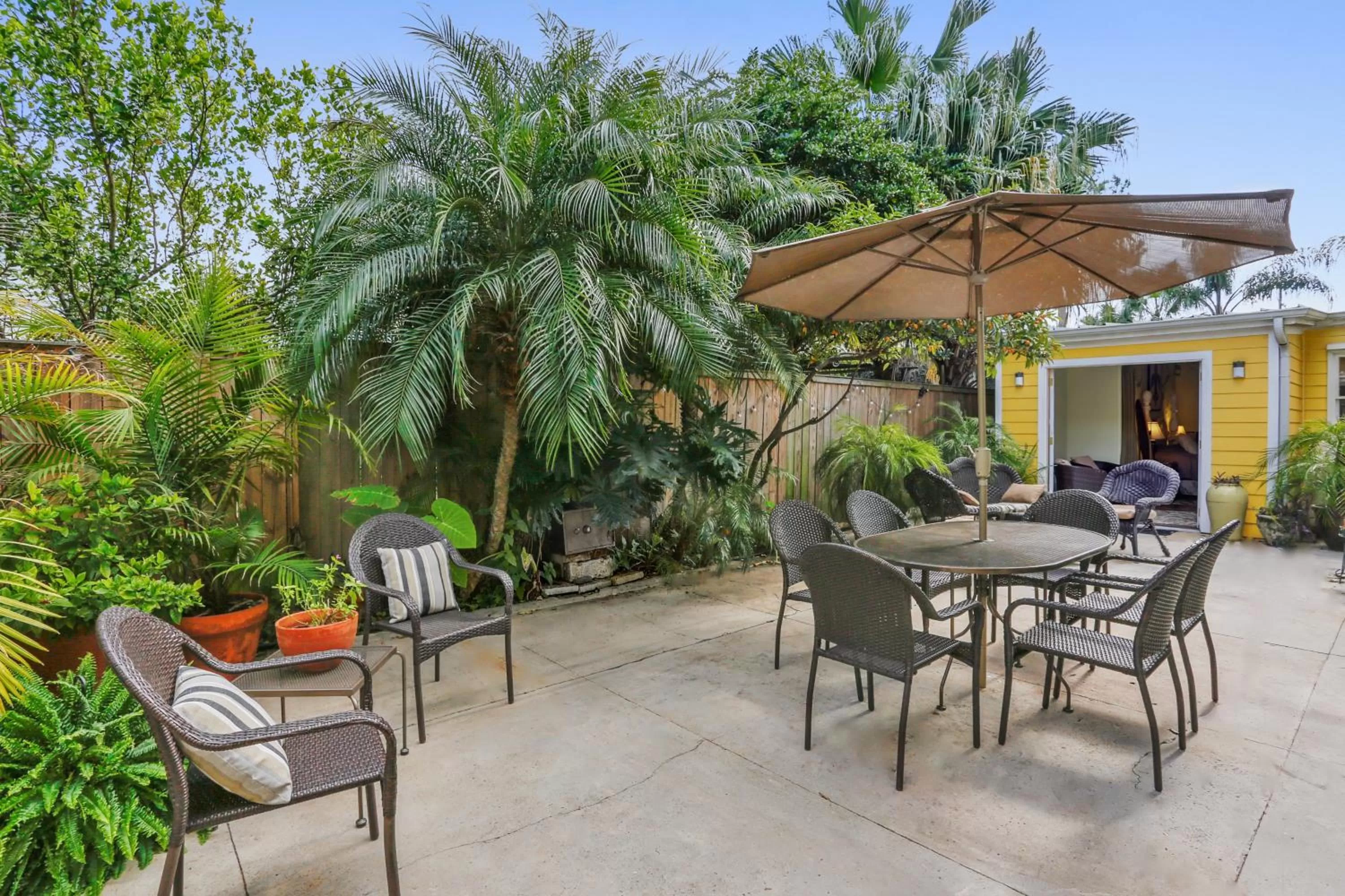 Patio, Restaurant/Places to Eat in Auld Sweet Olive Bed and Breakfast