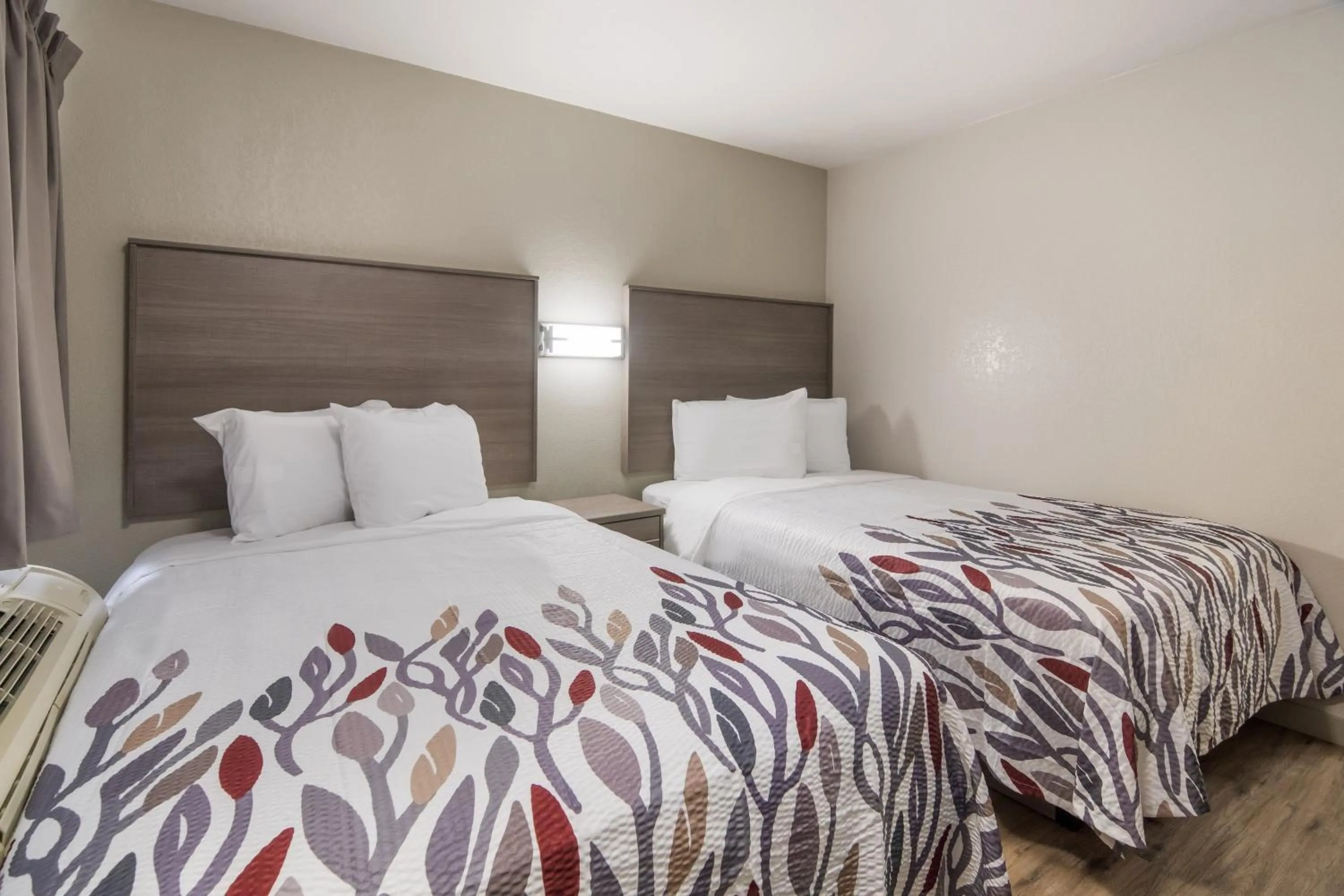 Photo of the whole room, Bed in Red Roof Inn Fort Worth South