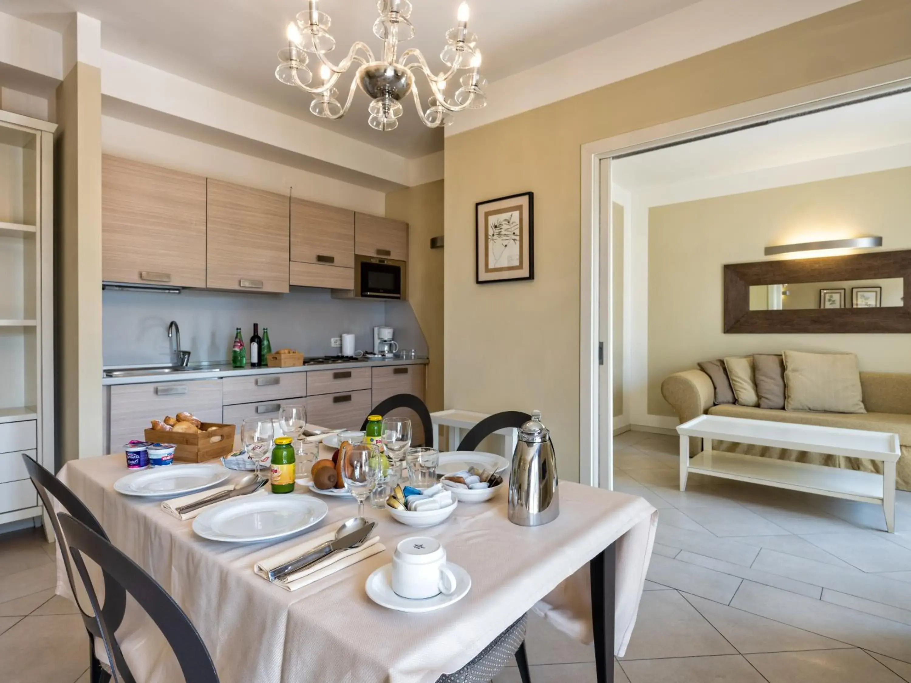 Kitchen or kitchenette, Dining Area in Parc Hotel Germano Suites & Apartments