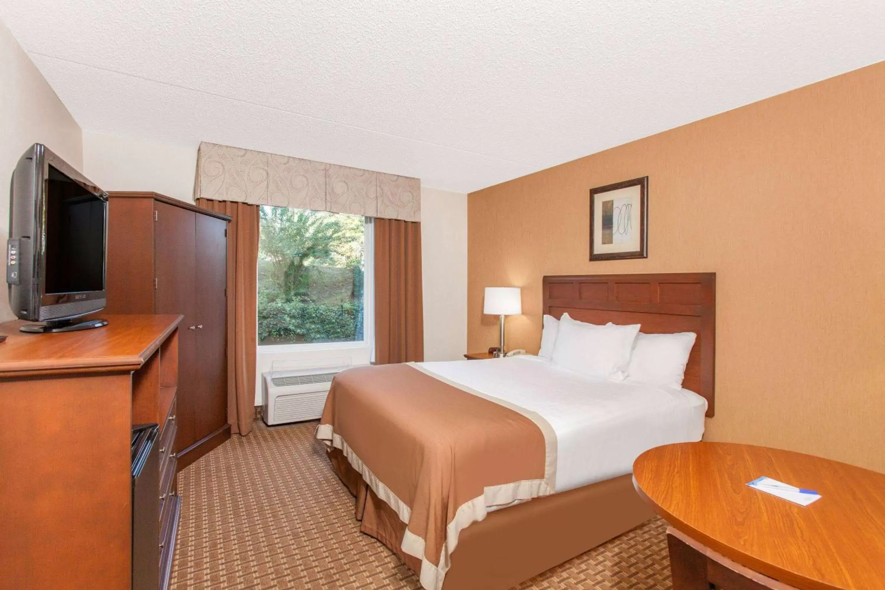 Photo of the whole room, Bed in Baymont by Wyndham Branson - On the Strip