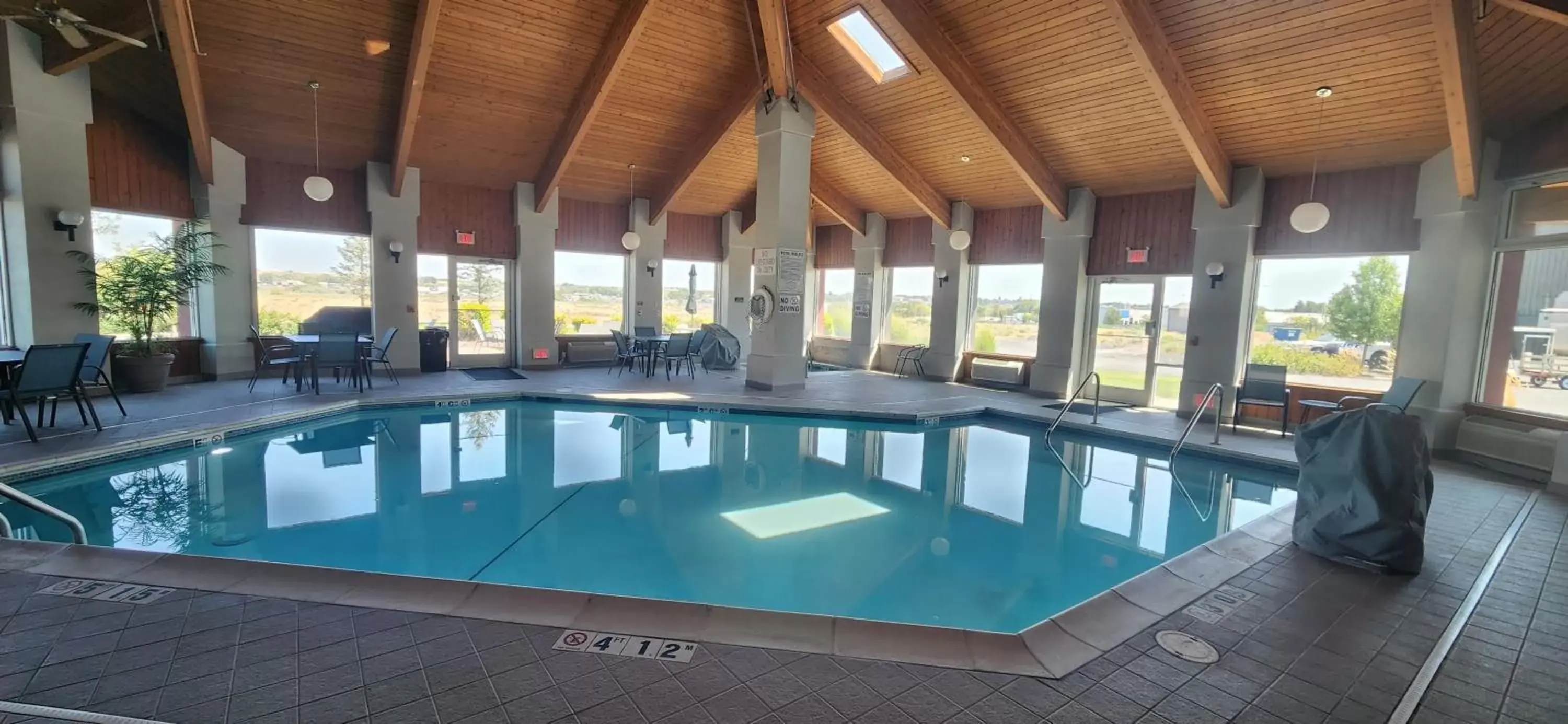 Swimming Pool in Ten Pin Inn & Suites