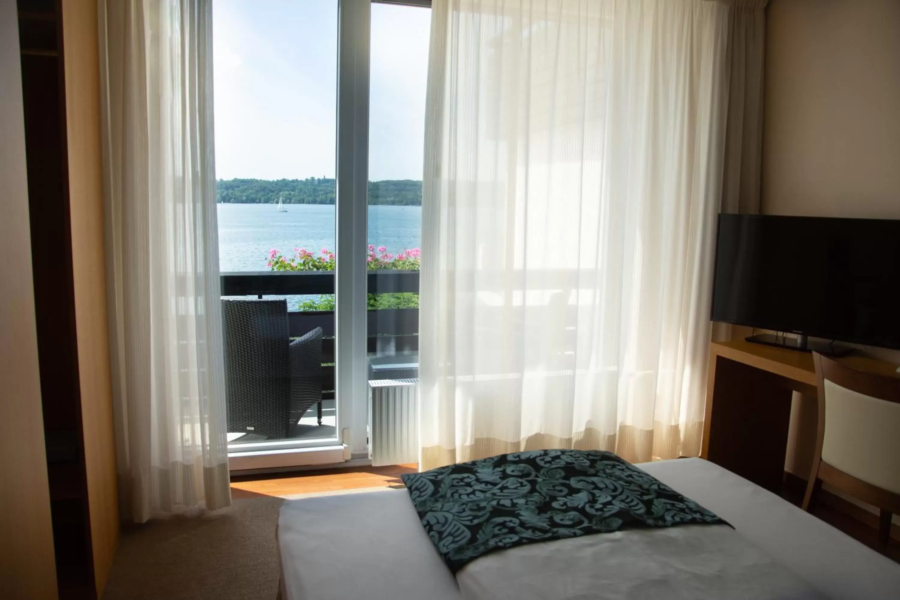 Photo of the whole room, Bed in Seehotel Leoni