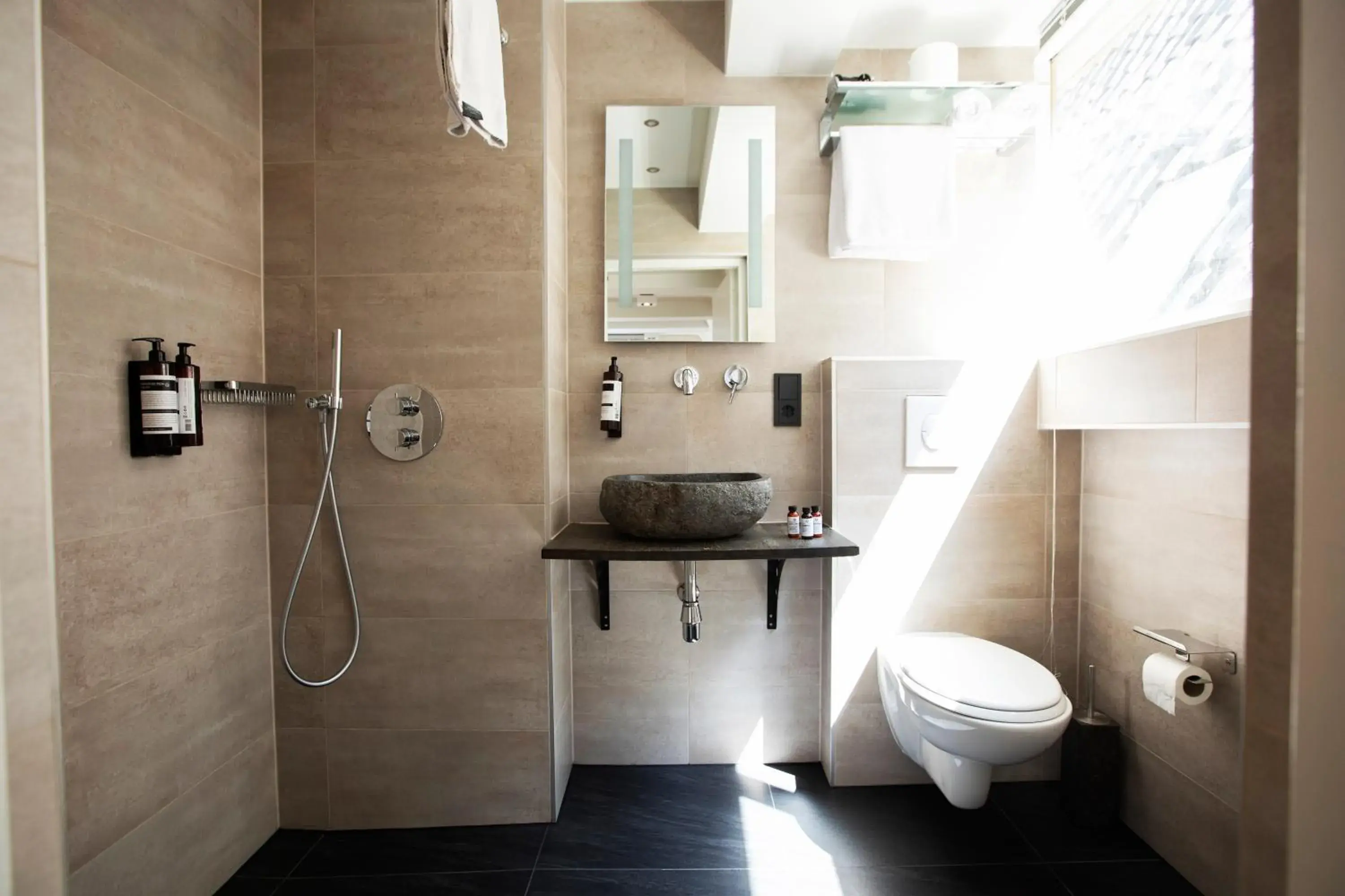 Bathroom in Quentin Golden Bear Hotel