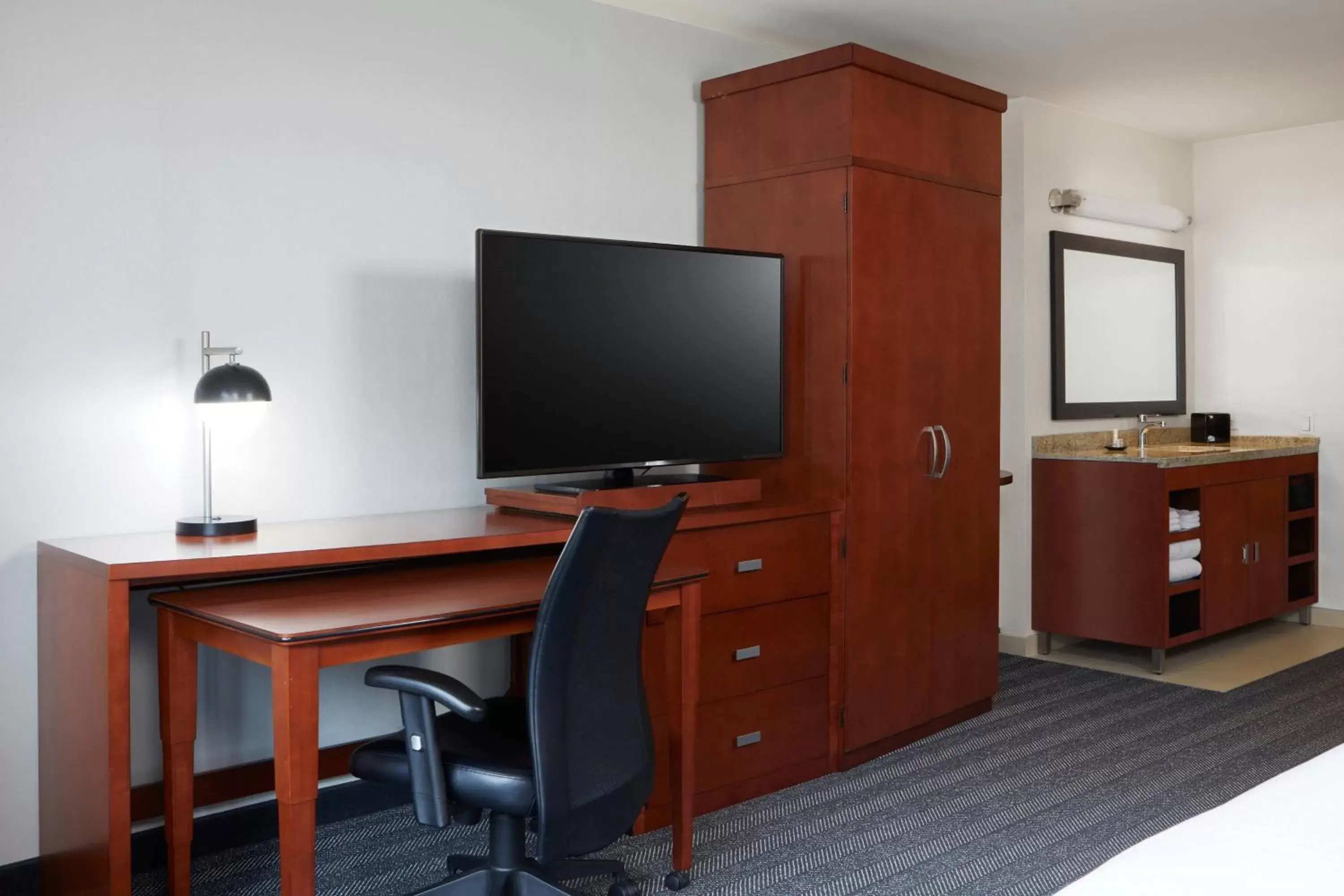 Photo of the whole room, TV/Entertainment Center in Courtyard by Marriott Los Angeles LAX / Century Boulevard